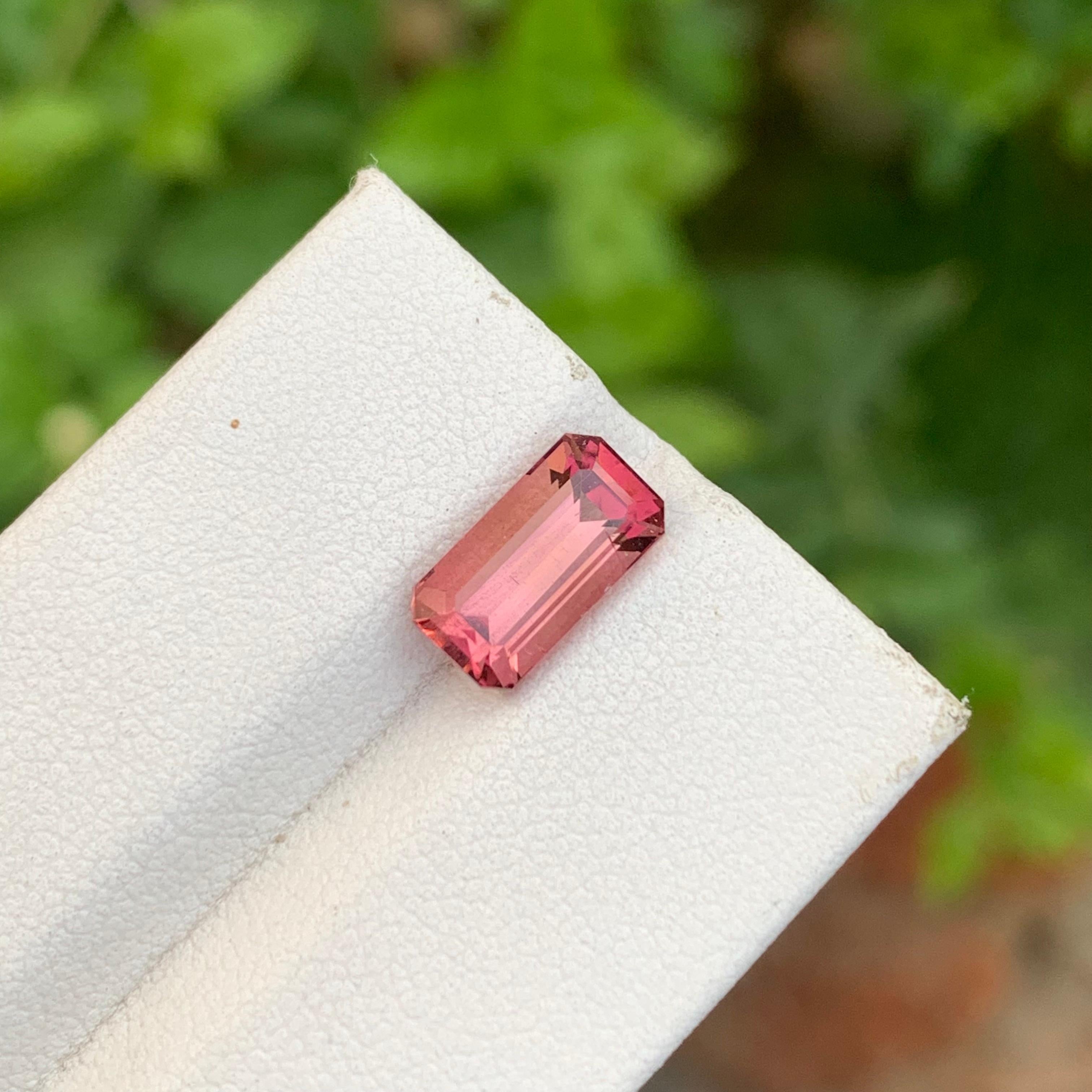 Taglio smeraldo 2,50 carati di bella tormalina rubellite sfusa a forma di smeraldo per anello in vendita