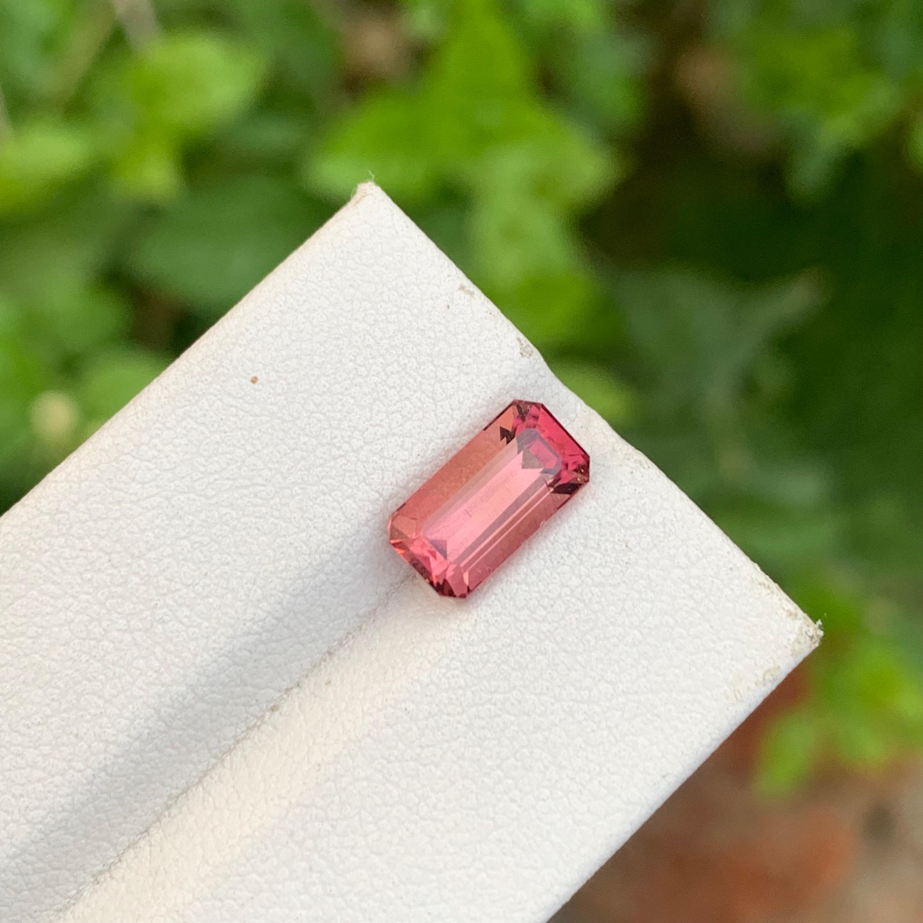 2,50 carati di bella tormalina rubellite sfusa a forma di smeraldo per anello In condizioni Nuovo in vendita a Peshawar, PK