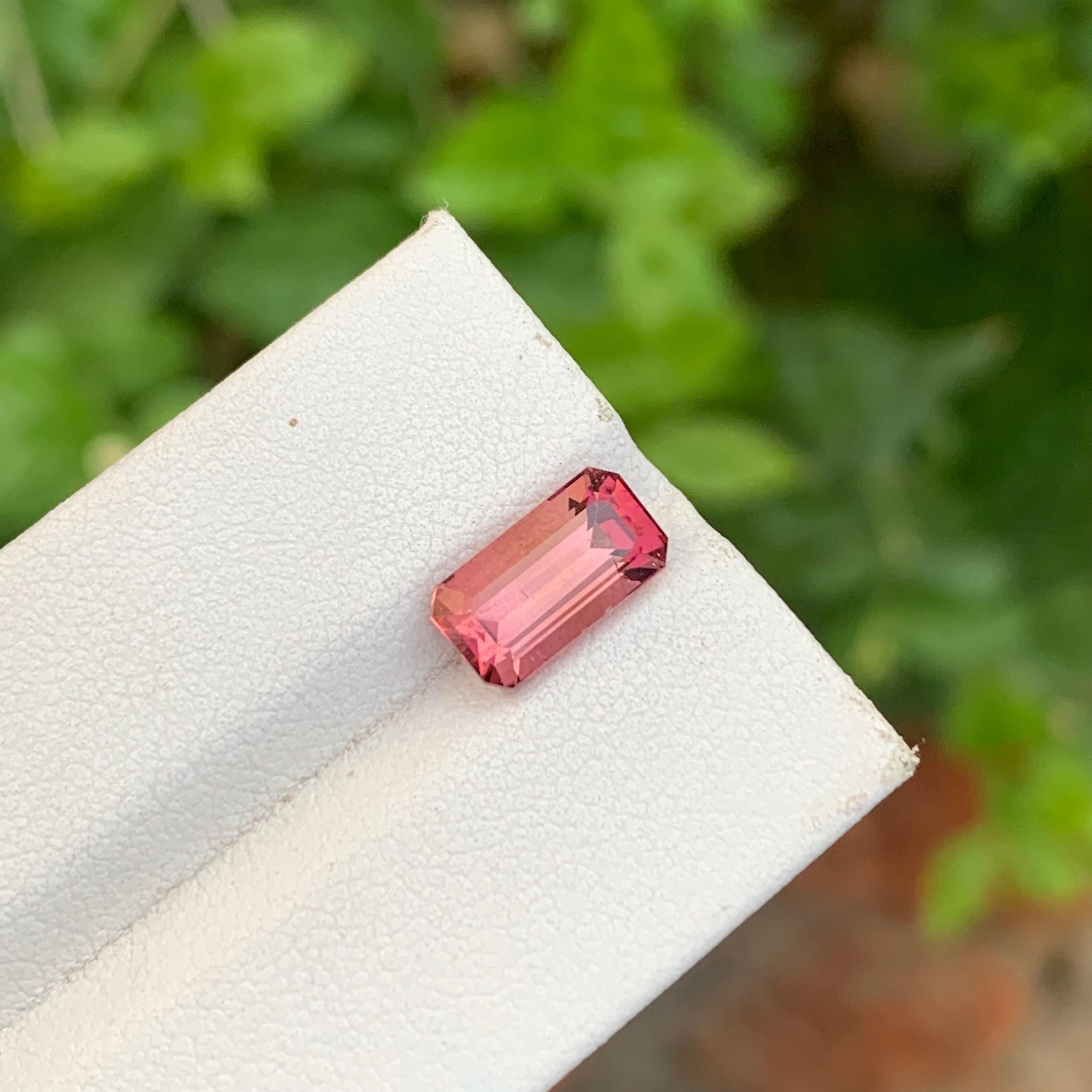 da uomo o donna 2,50 carati di bella tormalina rubellite sfusa a forma di smeraldo per anello in vendita