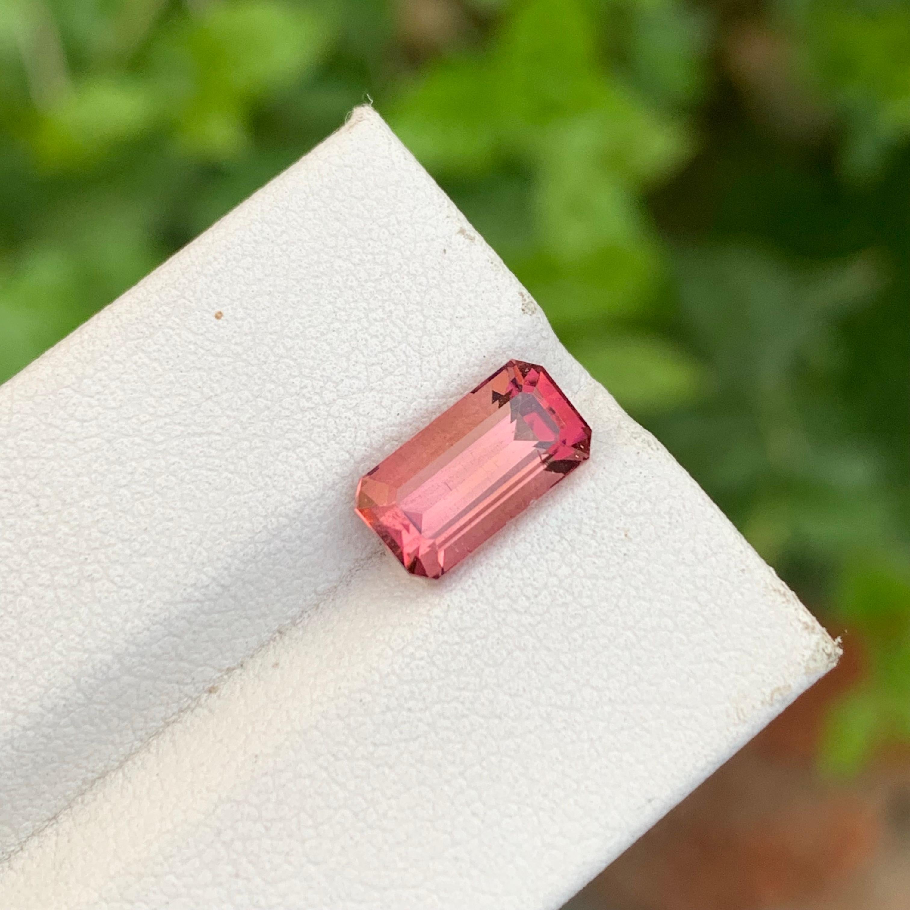 2,50 carati di bella tormalina rubellite sfusa a forma di smeraldo per anello in vendita 1