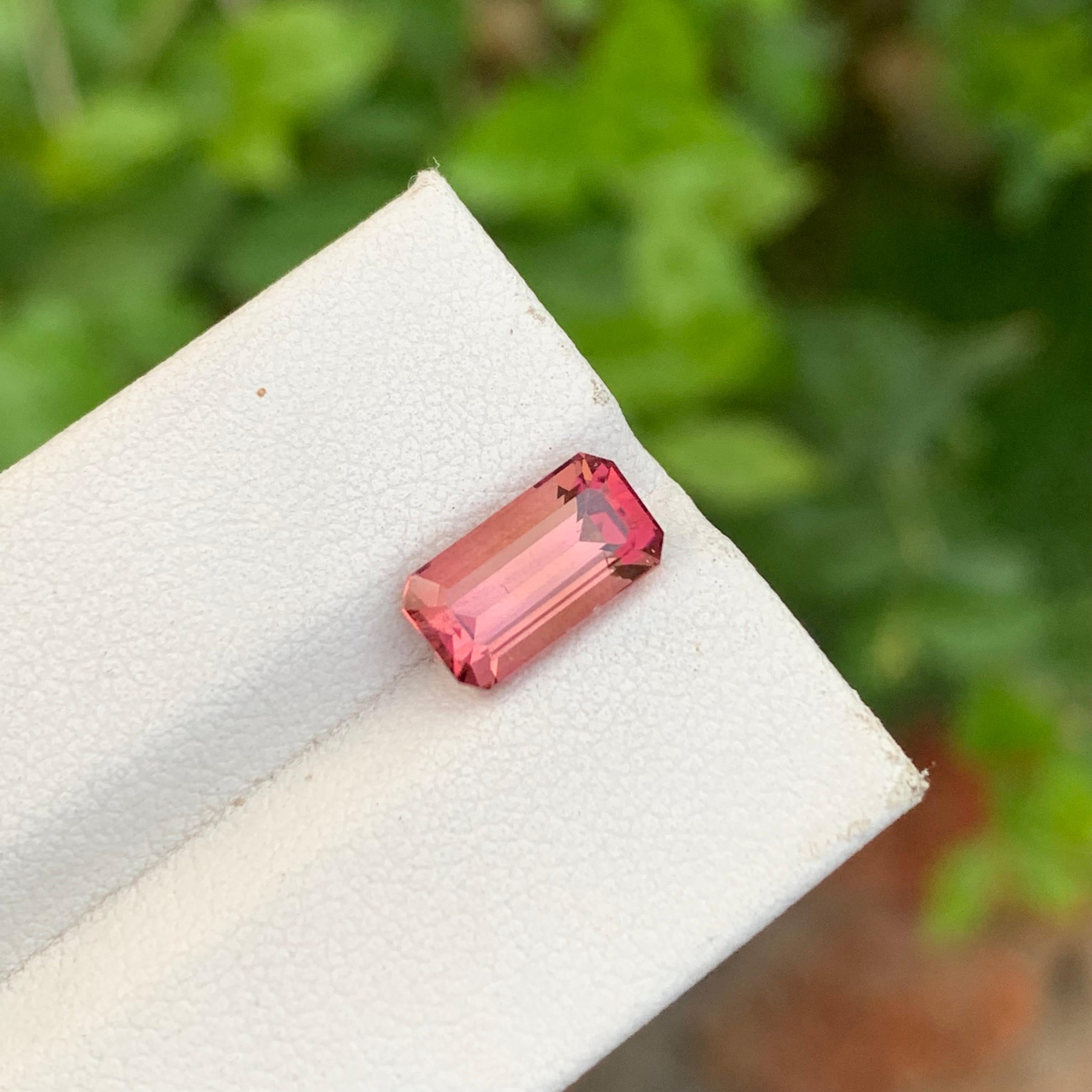 2,50 carati di bella tormalina rubellite sfusa a forma di smeraldo per anello in vendita 2