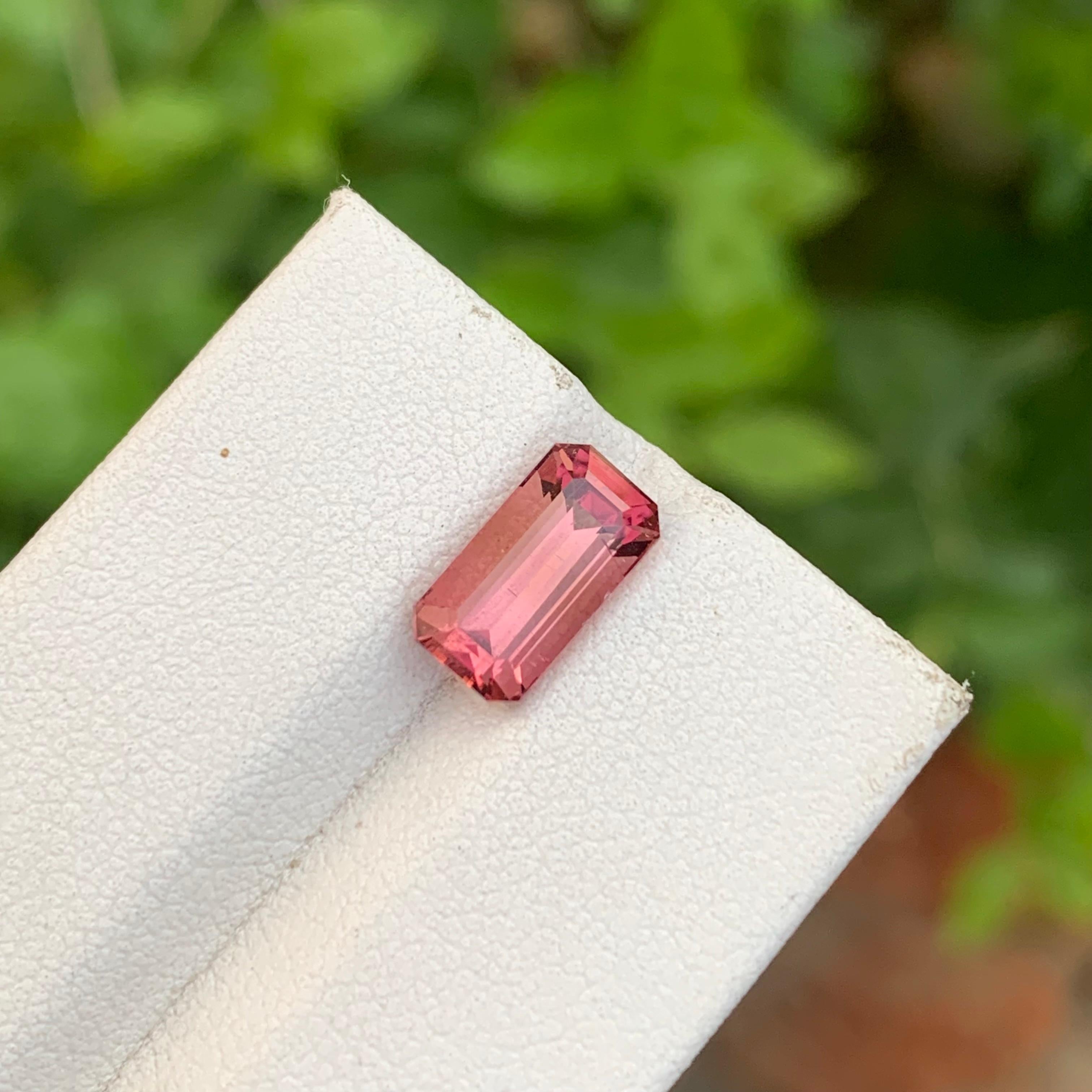 2,50 carati di bella tormalina rubellite sfusa a forma di smeraldo per anello in vendita 3