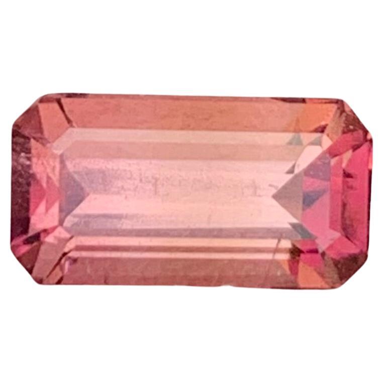 2,50 carati di bella tormalina rubellite sfusa a forma di smeraldo per anello