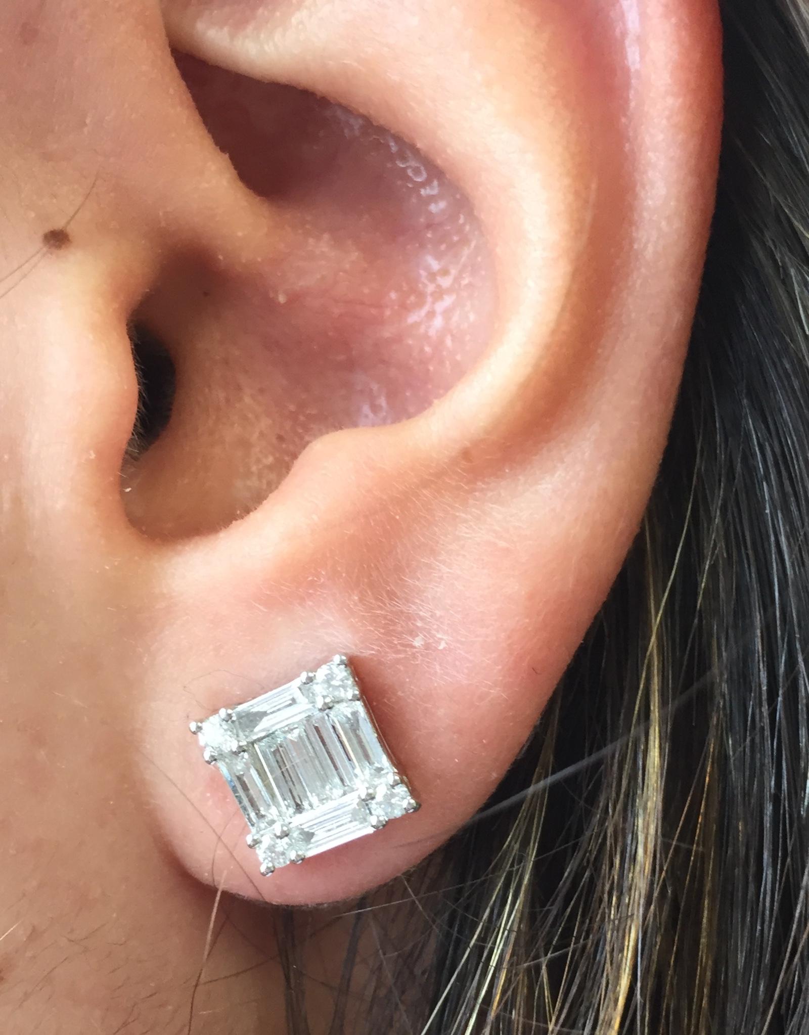 Diese Ohrringe im Princess-Schliff erwecken den Eindruck eines einzelnen Steins. Es ist ein klassischer Look, den Sie zu jeder Gelegenheit tragen können. Dieses Stück ist ein Mosaik aus Baguette- und runden Diamanten. 
Die Ohrringe haben die Farbe F