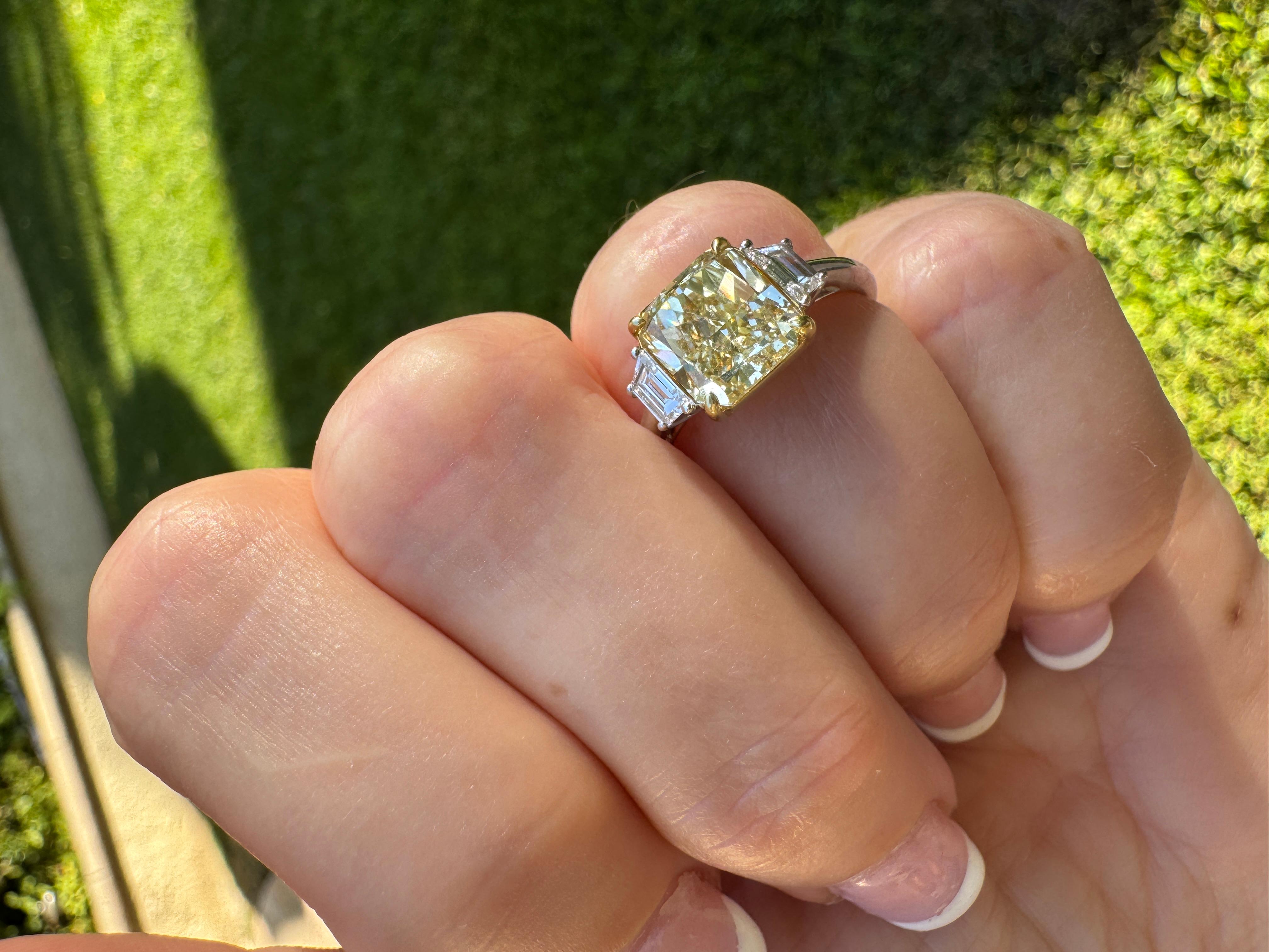 Anillo de compromiso de diamante amarillo fantasía de corte radiante de 2,50 quilates Informe GIA de oro de 18 quilates Contemporáneo en venta