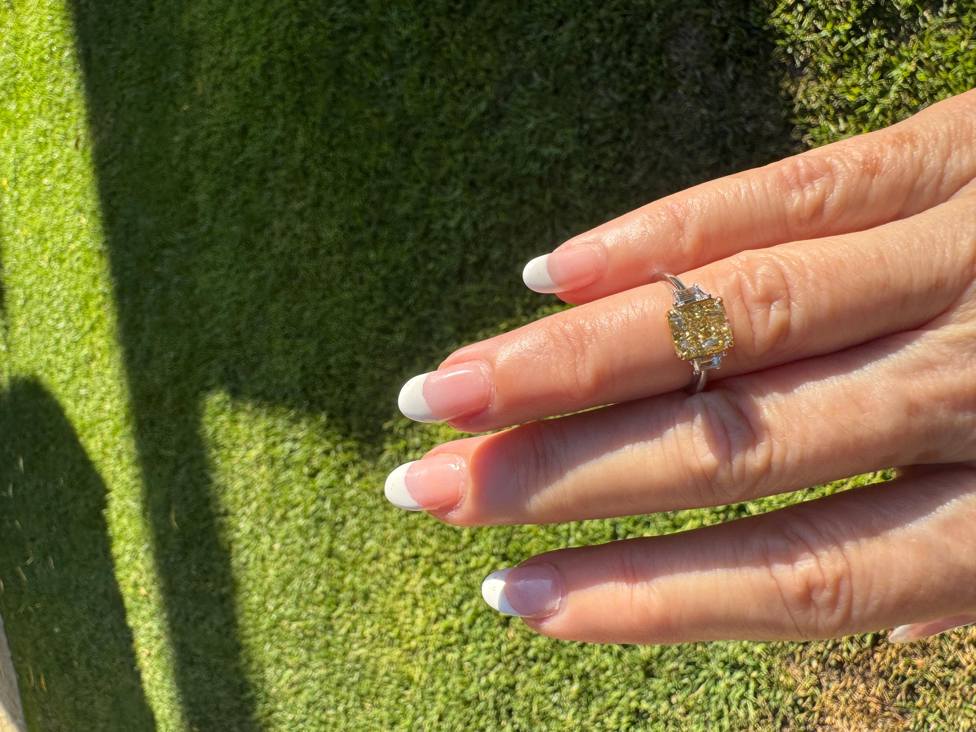 Anillo de compromiso de diamante amarillo fantasía de corte radiante de 2,50 quilates Informe GIA de oro de 18 quilates Corte radiante en venta