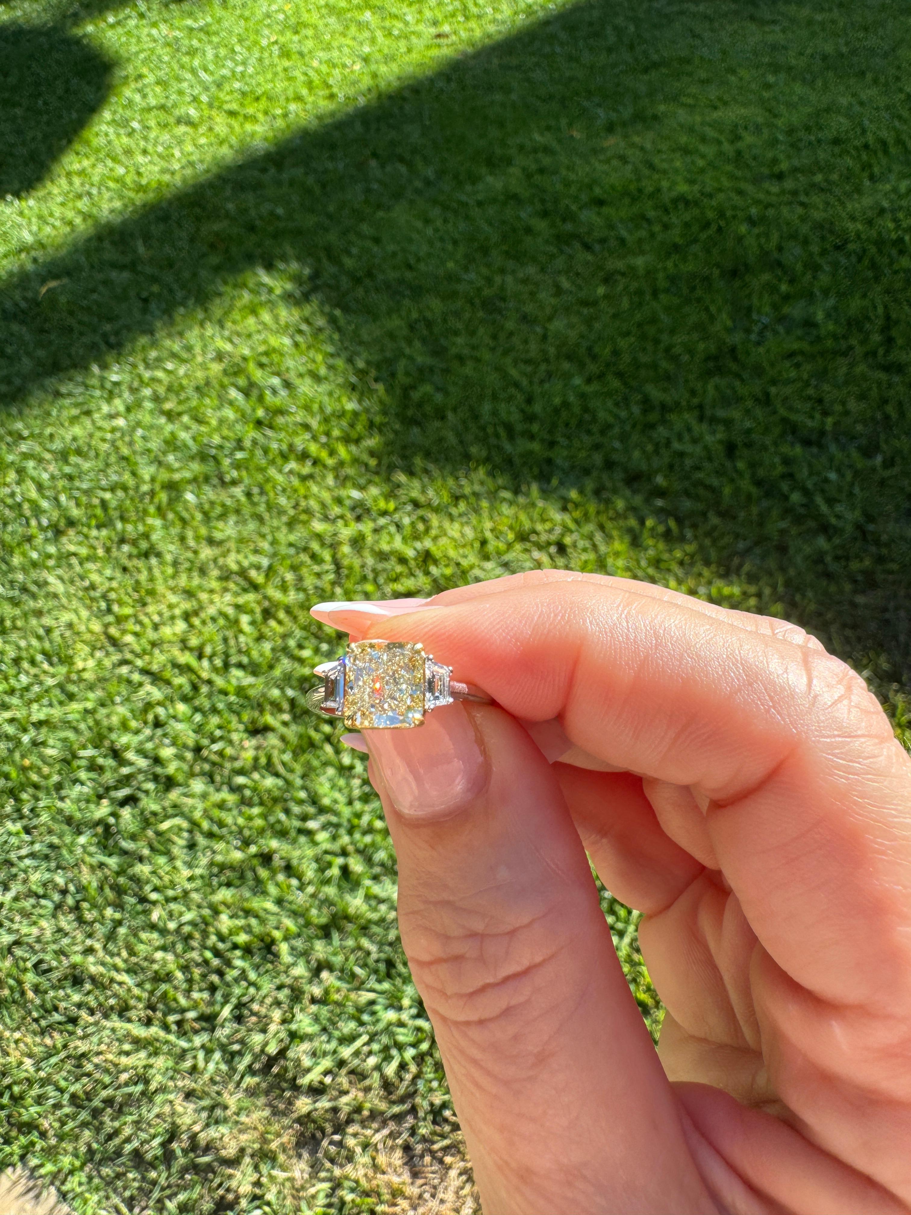 Anillo de compromiso de diamante amarillo fantasía de corte radiante de 2,50 quilates Informe GIA de oro de 18 quilates en Nuevo estado para la venta en New York, NY