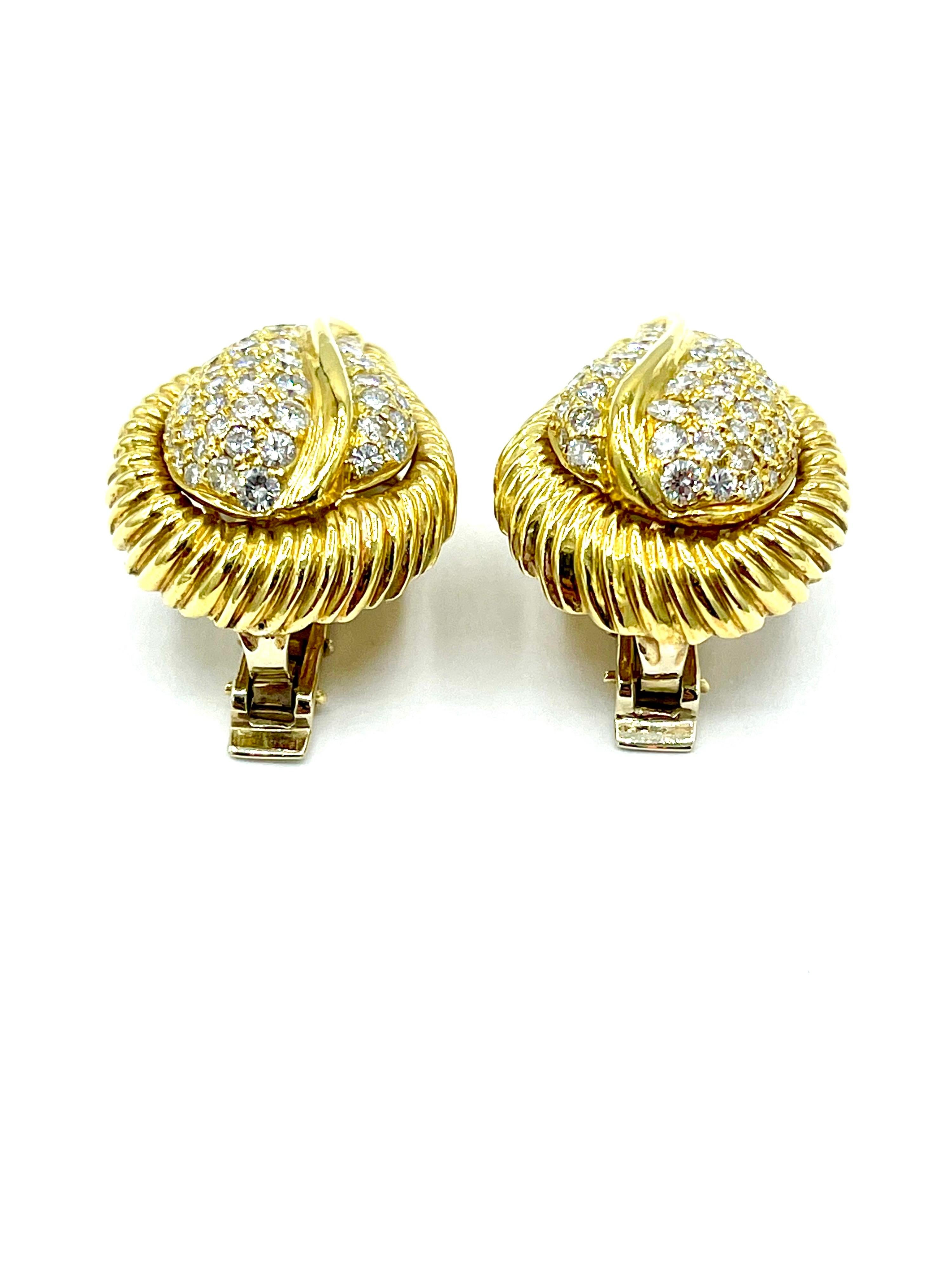 Retro 2.50 Carat Round Brilliant Diamond Pave 18 Karat Gold Leaf Clip Earrings For Sale