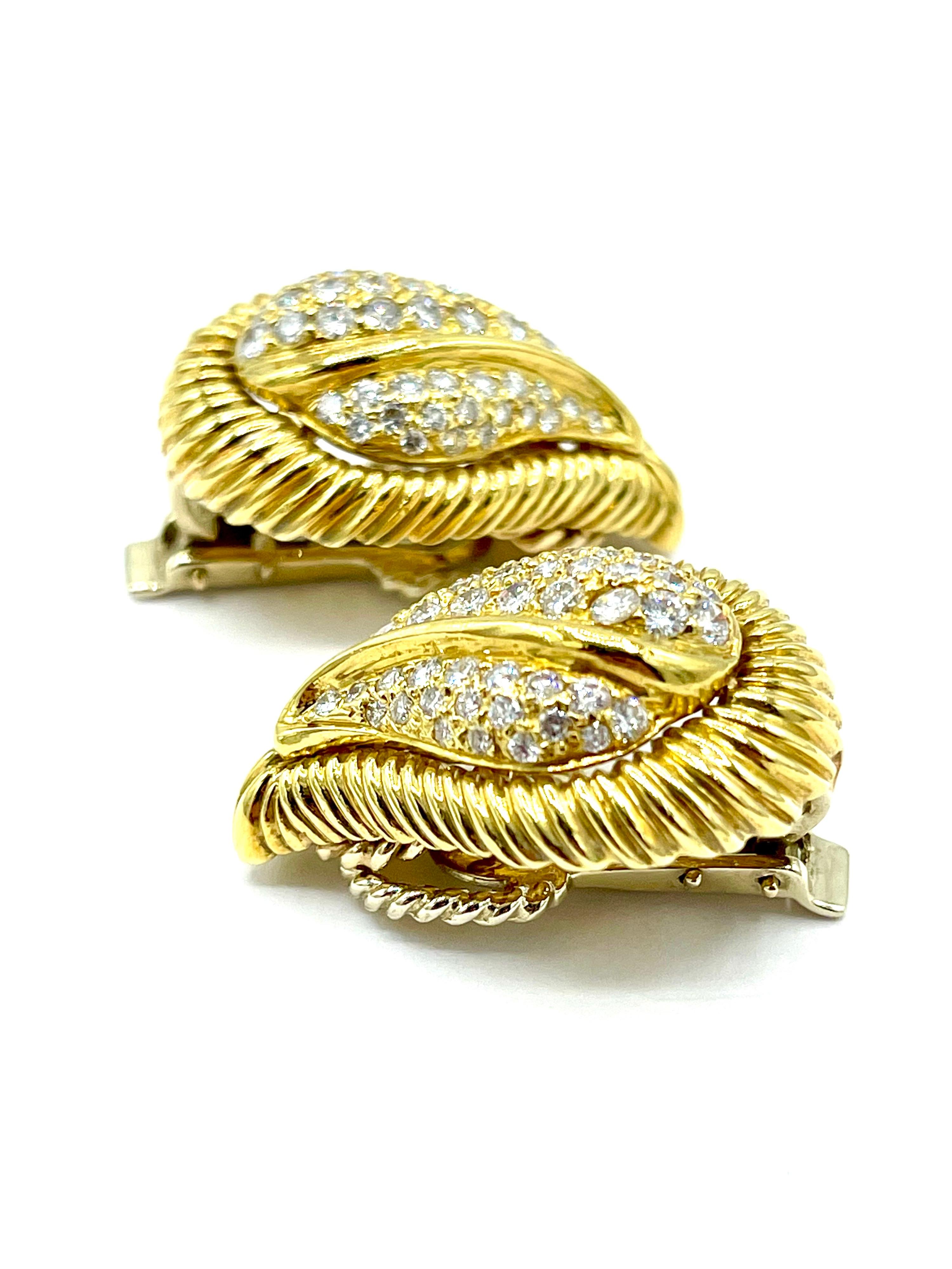 2.50 Carat Round Brilliant Diamond Pave 18 Karat Gold Leaf Clip Earrings In Excellent Condition For Sale In Chevy Chase, MD