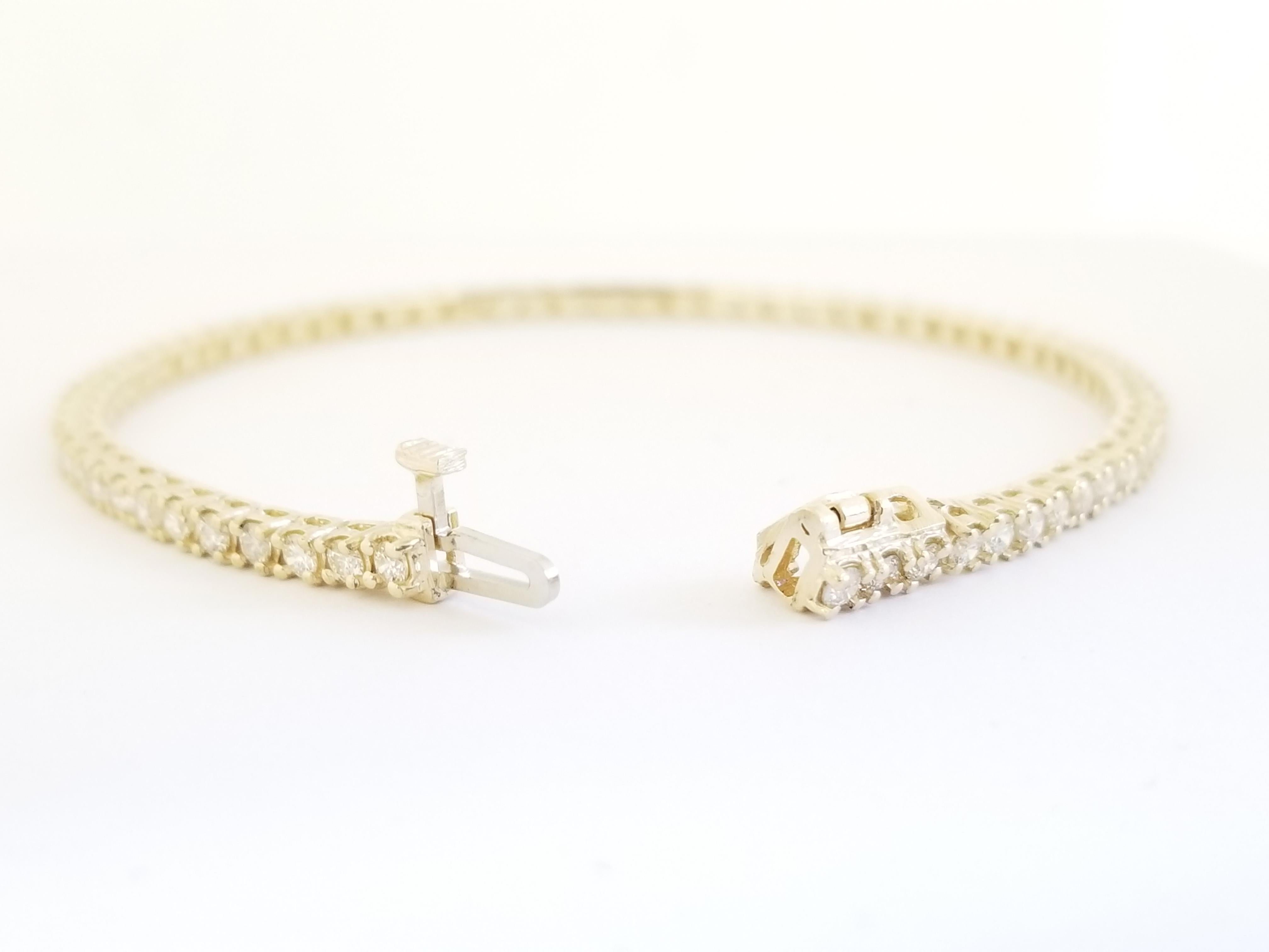 A quality tennis bracelet, natural round-brilliant cut diamonds. 2.50 ct. t.w., . set on 14k yellow gold. each stone is set in a classic four-prong style for maximum light brilliance. Single-latch safety. Push-button clasp.

7 inch length.  
Average