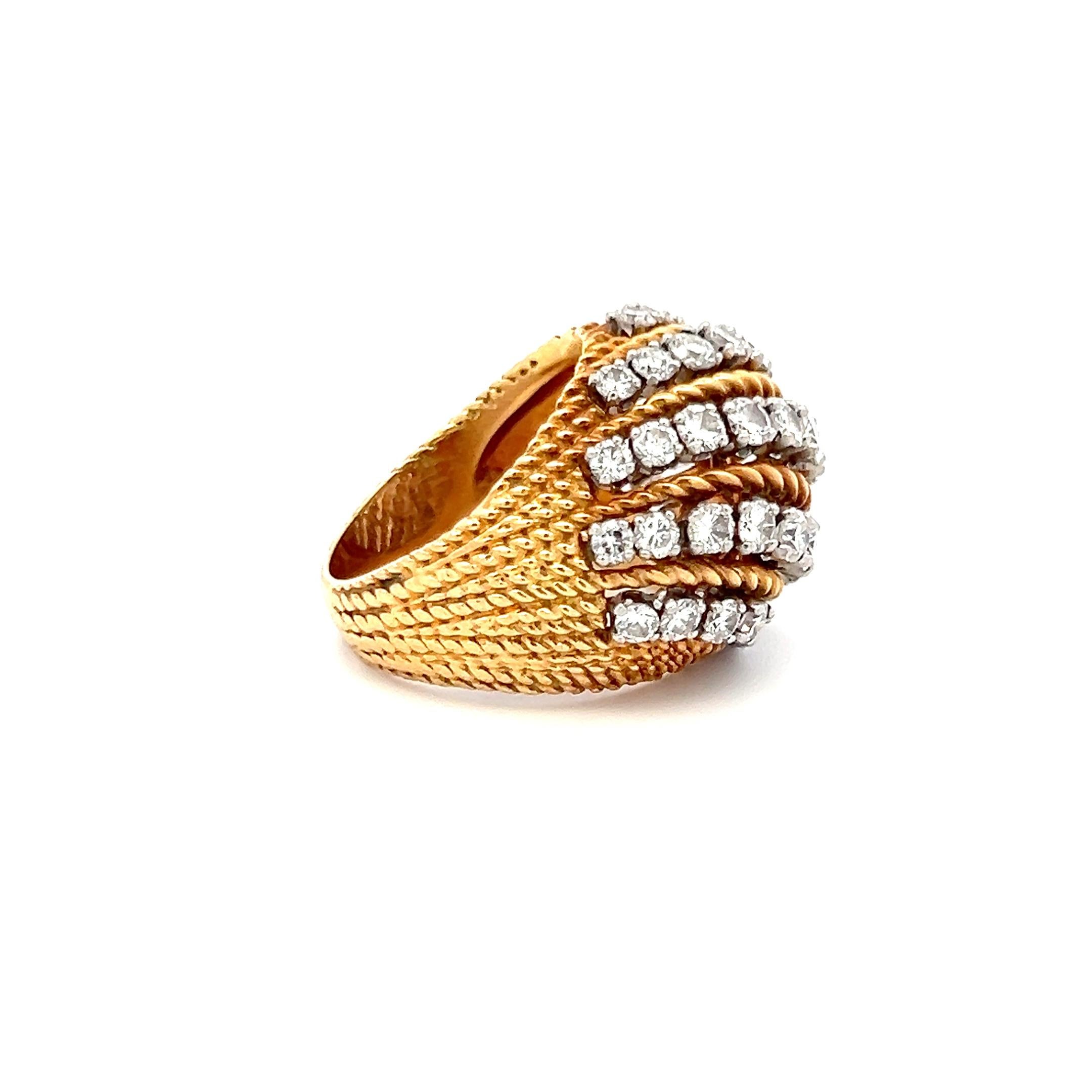 Titre :
Bague cocktail en or jaune 18 carats avec diamants ronds brillants I VS de 2,50 carats
Le style :
Cocktail
Métal :
Or jaune 18 carats
Pierre précieuse 1 :
Diamant de 2,5 carats
Nombre de pierres :
43
Couleur :
I
La clarté :
VS
Forme