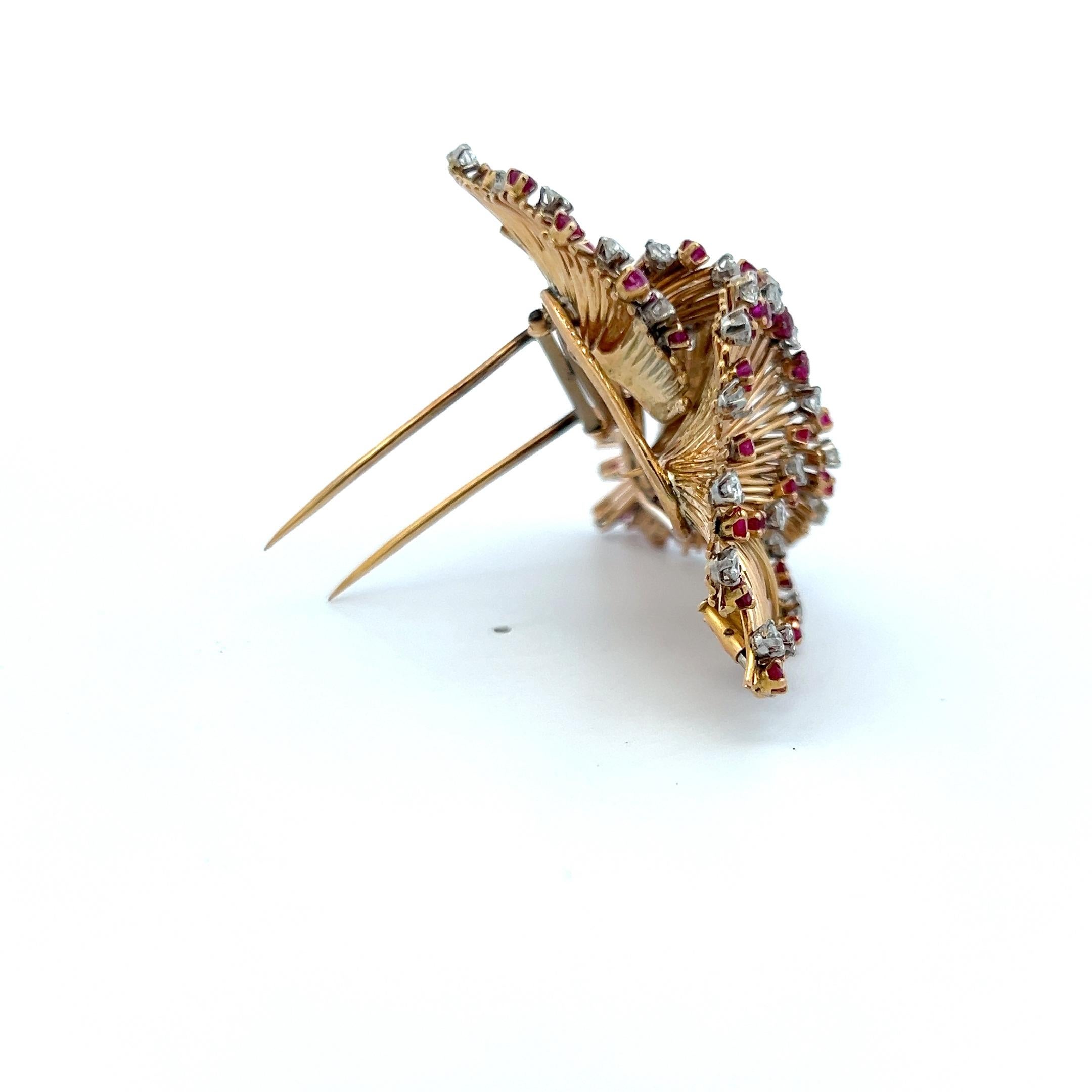 Titel:
2,50 Karat Runder Brillant F VS Diamant 1,90 Karat Runder Brillant Rubin 18 Karat Gelbgold Pin-Brosche
Stil:
Stift
Metall:
18 Karat Gelbgold
Edelstein 1:
1,9 Karat RUBY
Anzahl von Steinen:
48
Die Form:
Rund Brillant
Edelstein 2:
1,9 Karat