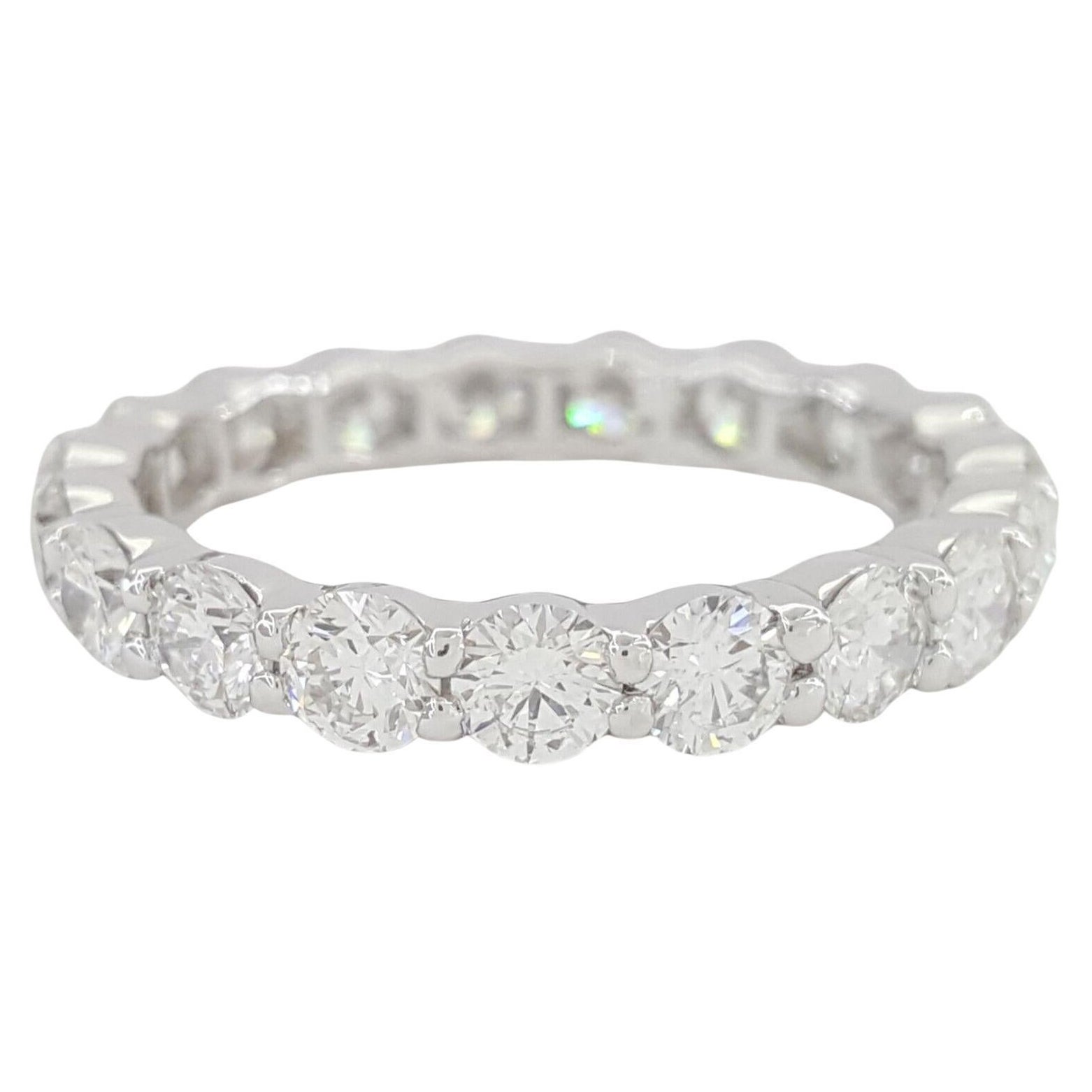 2,5 ct di peso totale Diamante rotondo taglio Brilliante a cerchio intero / Eternità / Fede nuziale / Anello di anniversario in oro bianco 14K.
L'anello pesa 3,9 grammi, misura 7, larghezza 3,2 mm, spessore 2,9 mm, 21 diamanti naturali rotondi