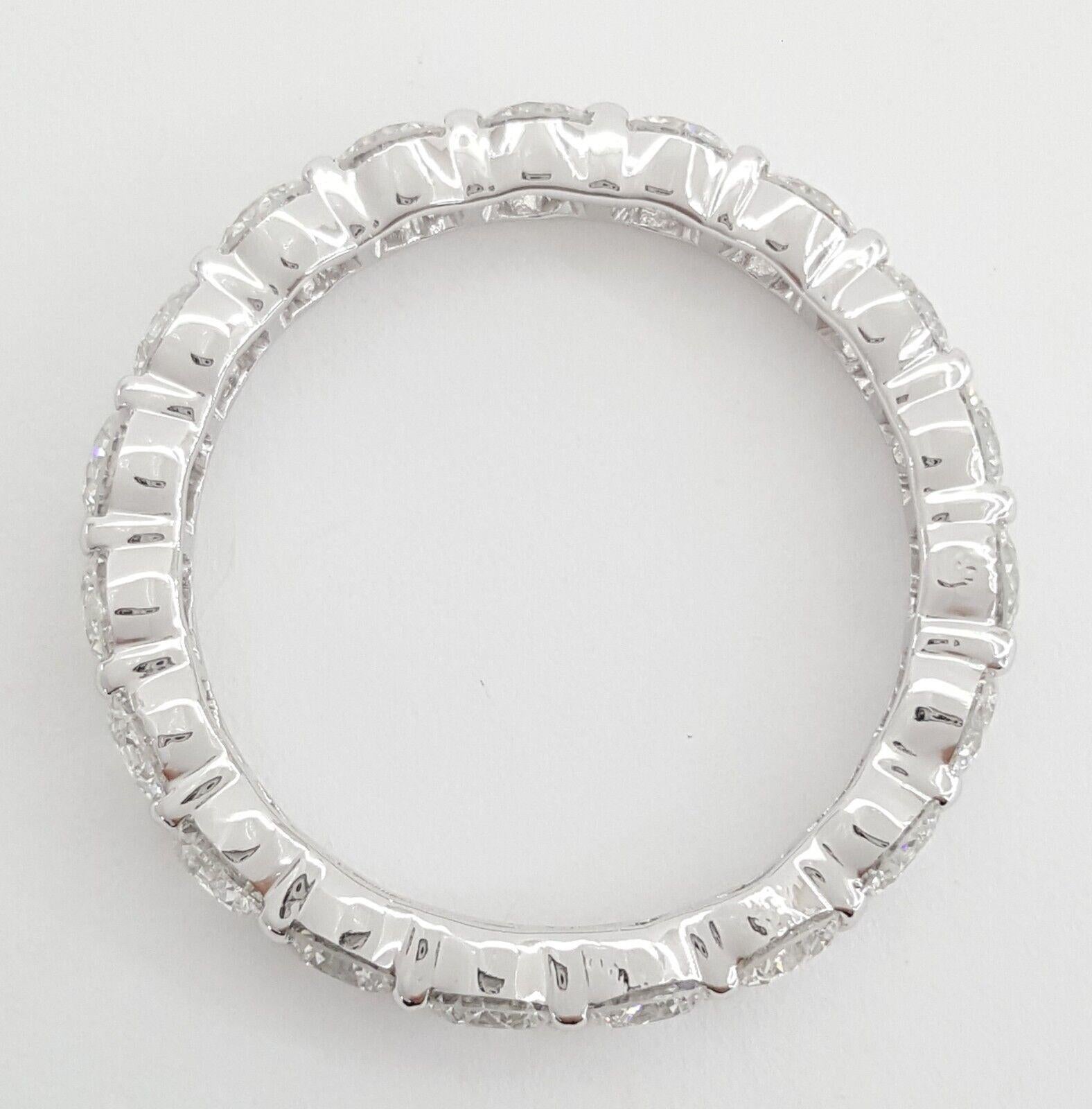 Taglio rotondo Anello a fascia con diamante rotondo da 2.50 carati in vendita