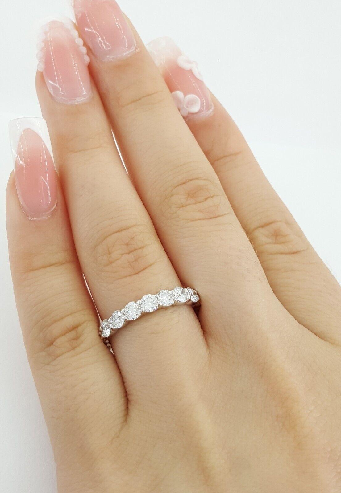 Anello a fascia con diamante rotondo da 2.50 carati In condizioni Nuovo in vendita a Chicago, IL