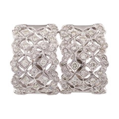 Boucles d'oreilles Huggie en or blanc avec plaque de diamants ronds de 2,50 carats et fermoirs Omega