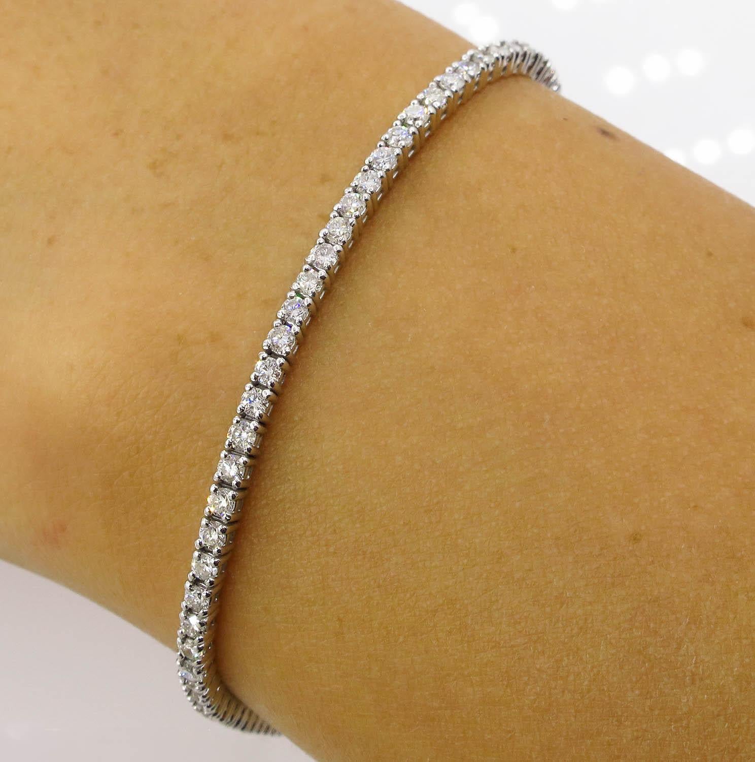 Un étonnant bracelet de tennis en or blanc 14k (estampillé) avec plus de 82 diamants ronds brillants de couleur G-H et de pureté VS-SI:: certifié par un gemmologiste. Le poids total estimé des diamants est de 2::50ctw. 
La longueur du bracelet est