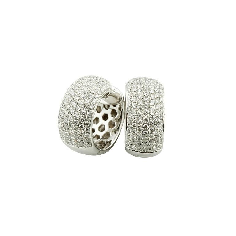 2.50 Carat Round Pave Diamond Hoop Earrings in White Gold In Good Condition For Sale In Sherman Oaks, CA