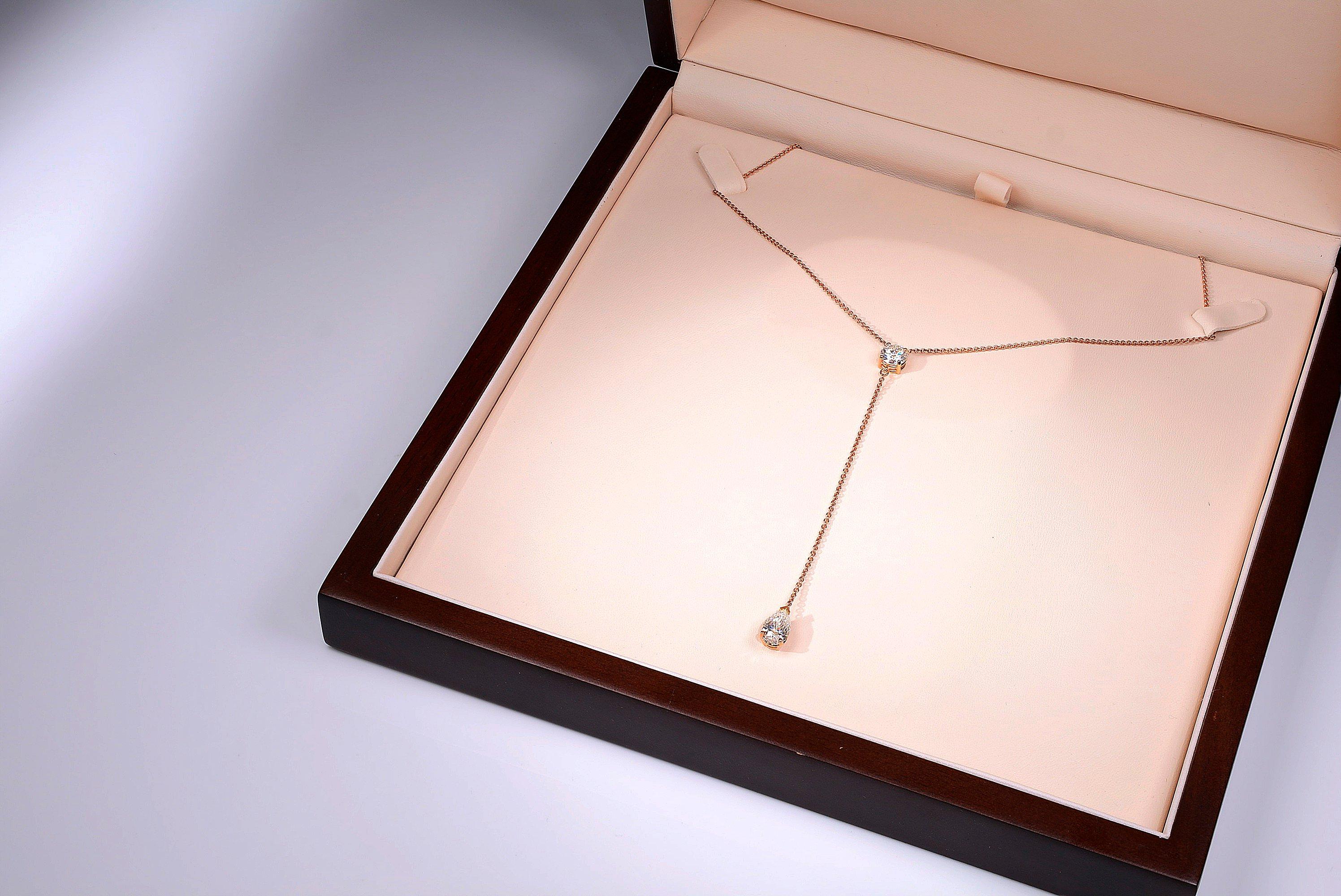 Timeless contemporary 18 karat rosé golden necklace featuring a 1.00 carat certified E/VVS1 round cut moissanite and a 1.50 carat certified E/VVS1 pear cut moissanite. Total length of the necklace is 40 cm and a drop of 8 cm.
Beautifully handmade