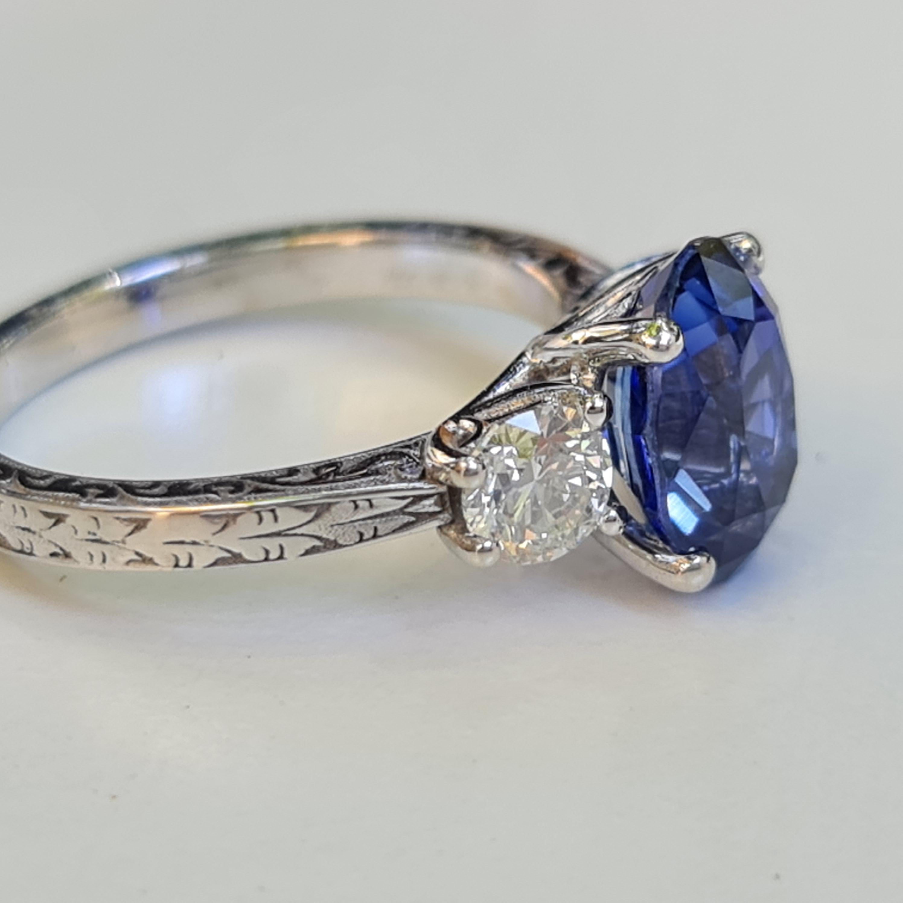 Women's 2.50 carat sapphire 0.80 carat natural diamonds statement ing For Sale