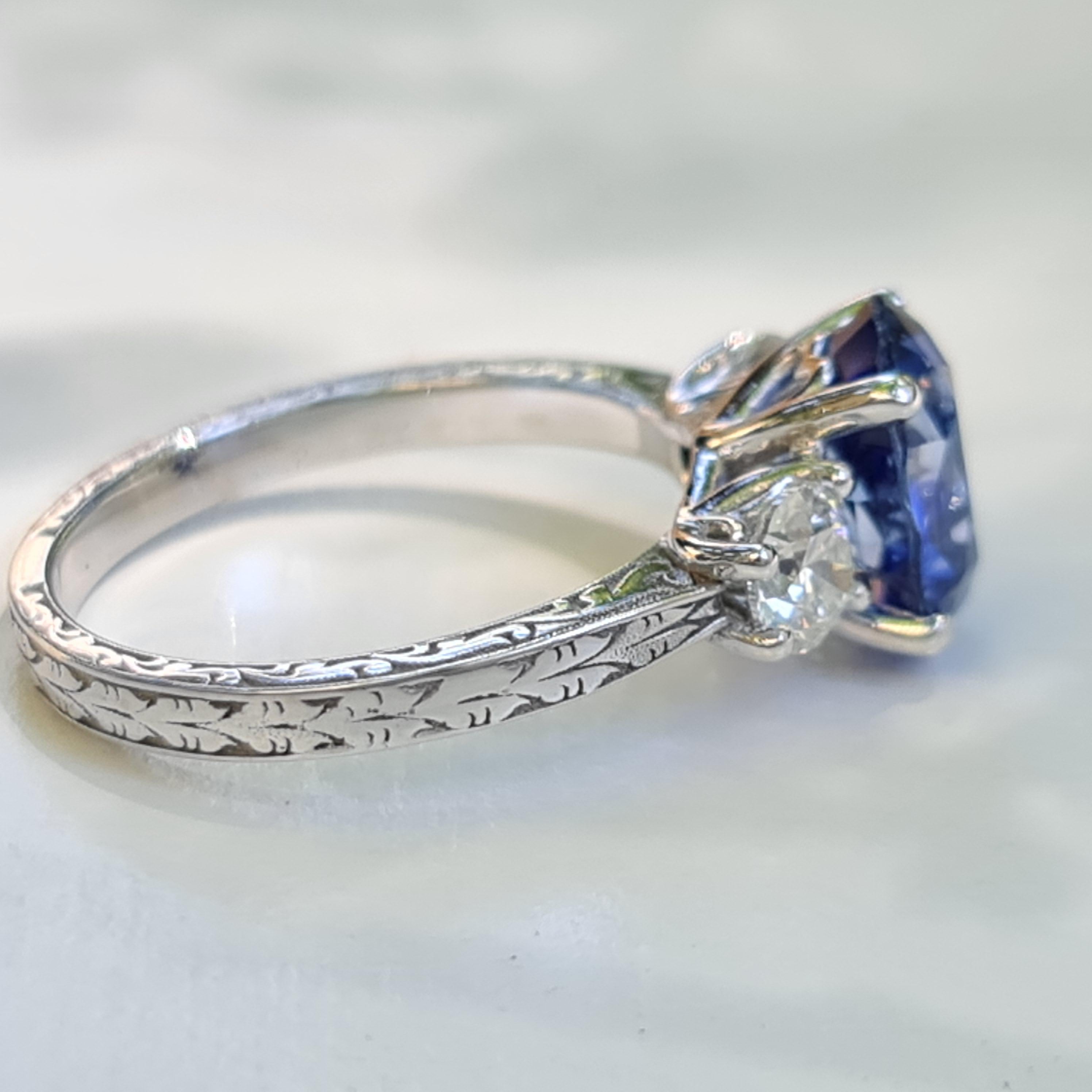 2.50 carat sapphire 0.80 carat natural diamonds statement ing For Sale 1