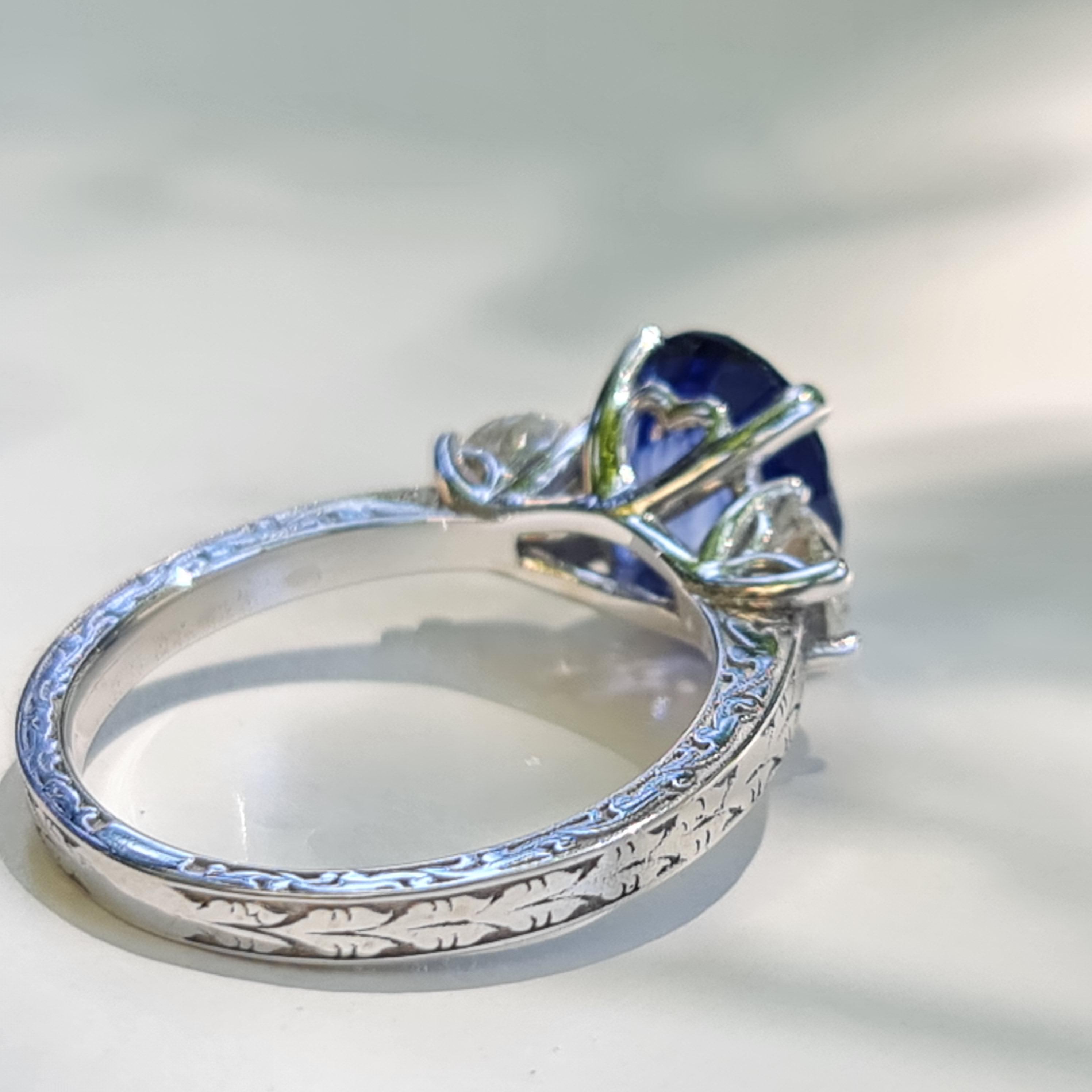 2.50 carat sapphire 0.80 carat natural diamonds statement ing For Sale 2