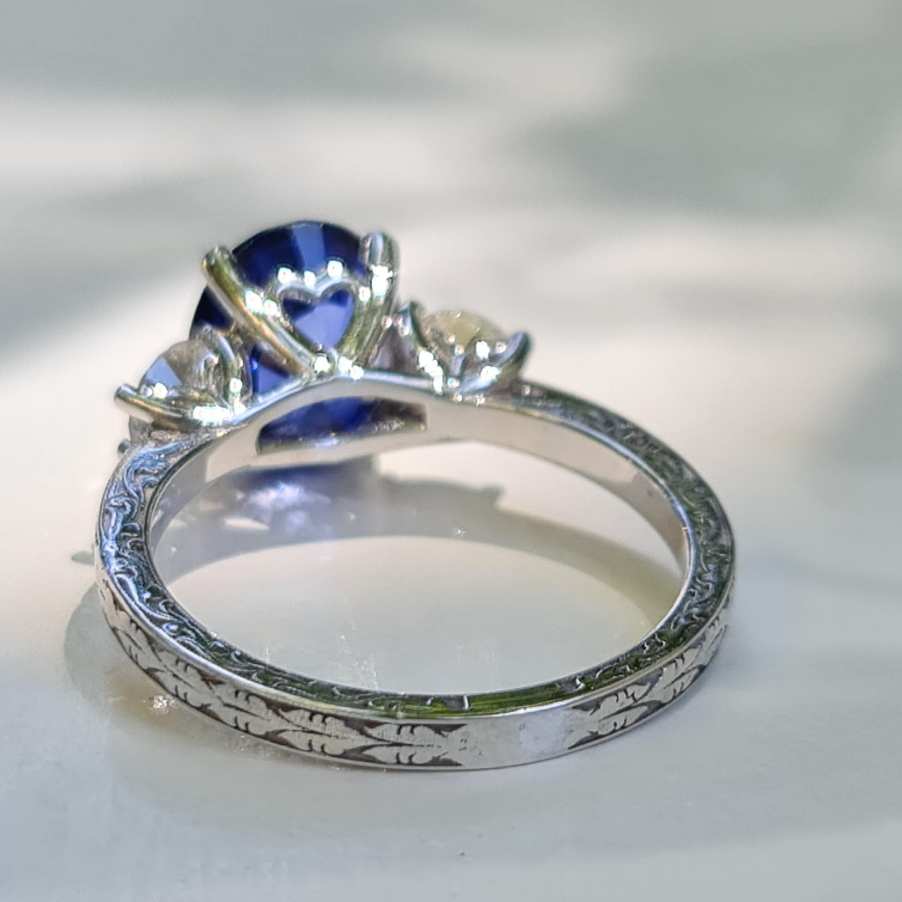 2.50 carat sapphire 0.80 carat natural diamonds statement ing For Sale 3