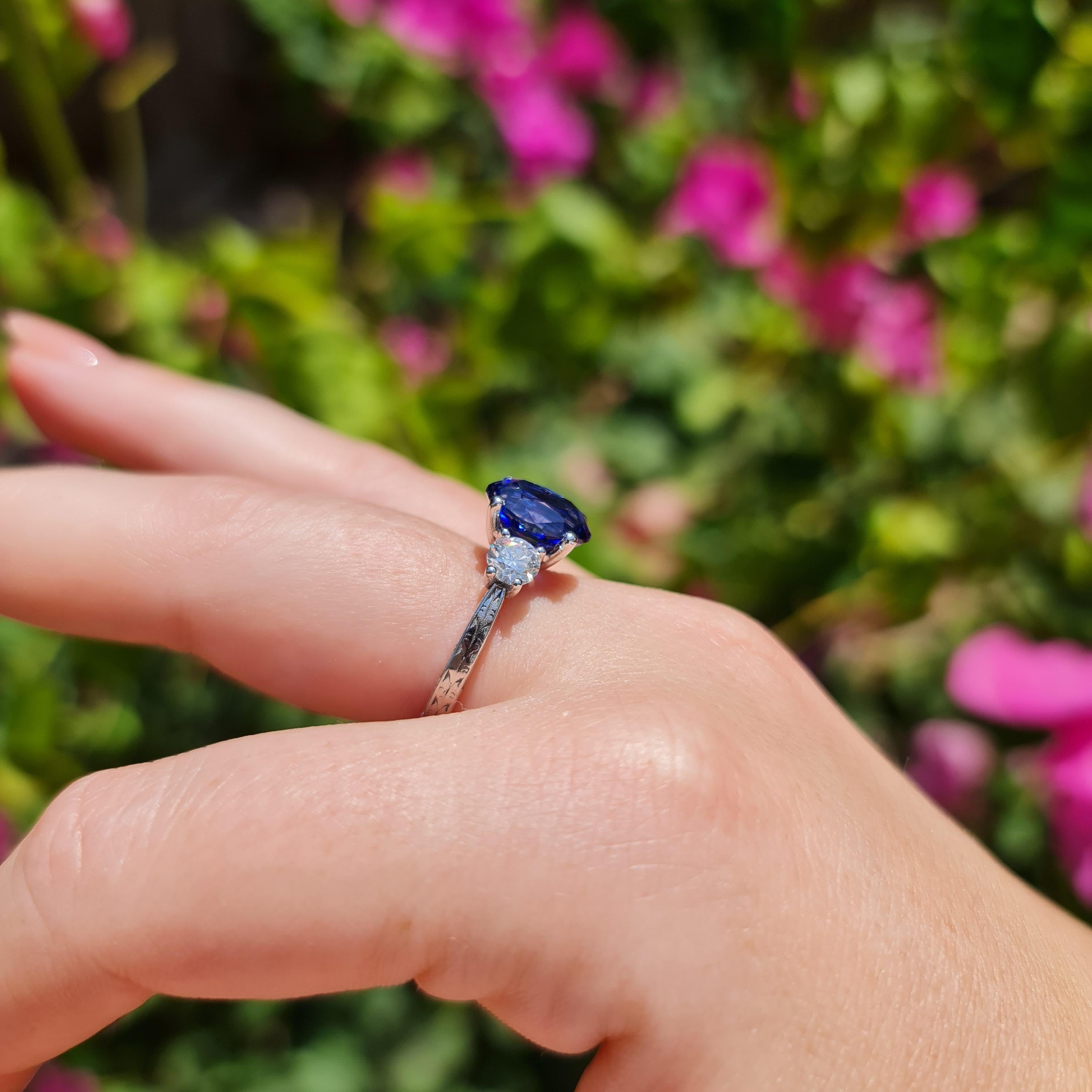 2.50 carat sapphire 0.80 carat natural diamonds statement ing For Sale 4