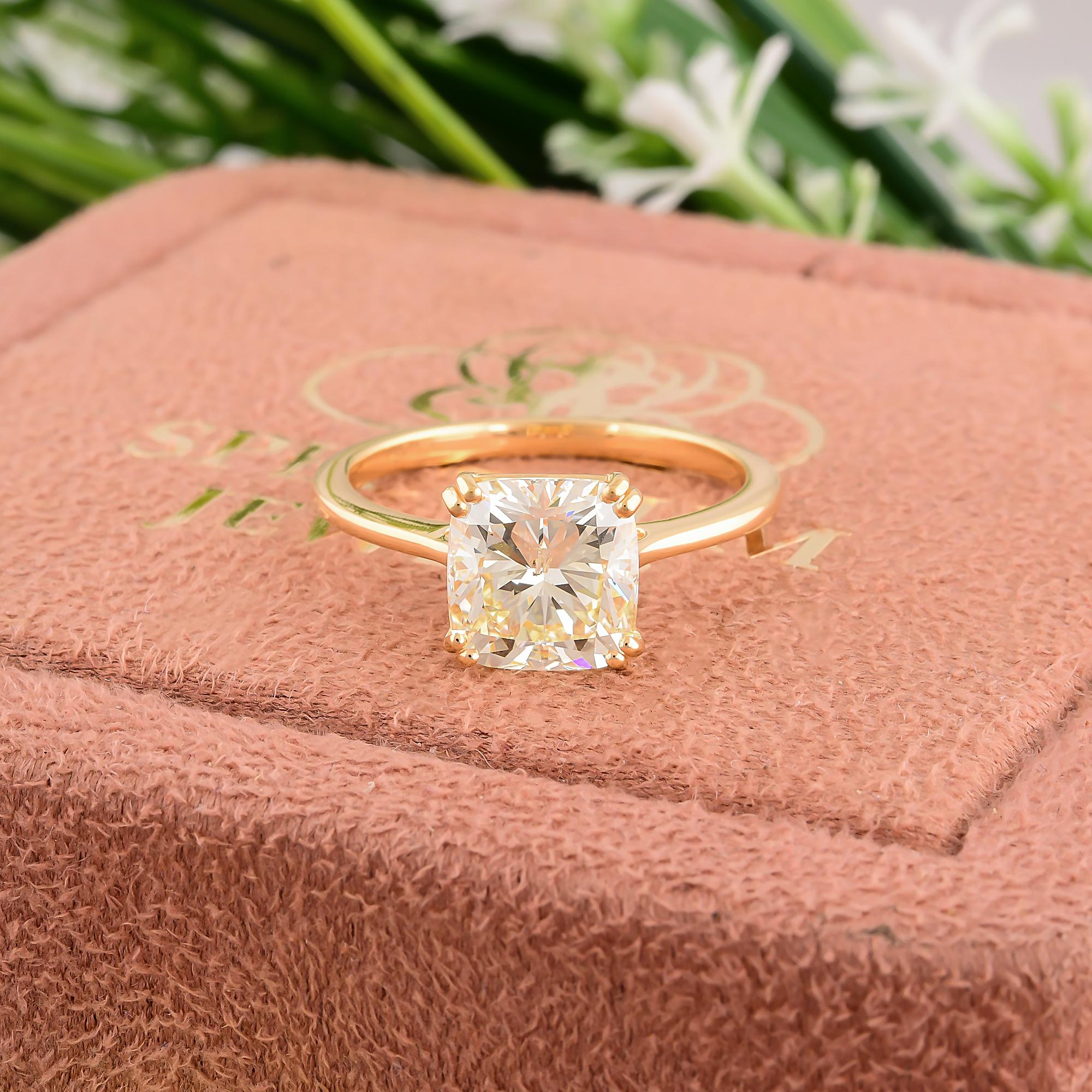 Modern 2.50 Carat SI/H Solitaire Cushion Cut Diamond Wedding Ring 14 Karat Yellow Gold For Sale