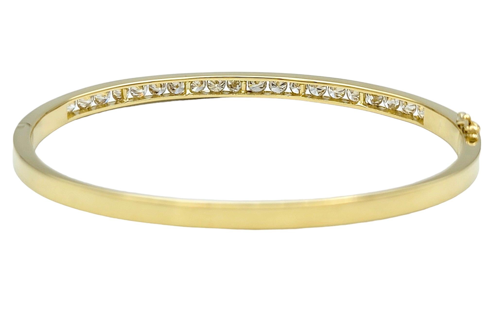 2.50 Carat Total Channel Set Round Diamond Hinged Bangle Bracelet 18 Karat Gold In Good Condition For Sale In Scottsdale, AZ