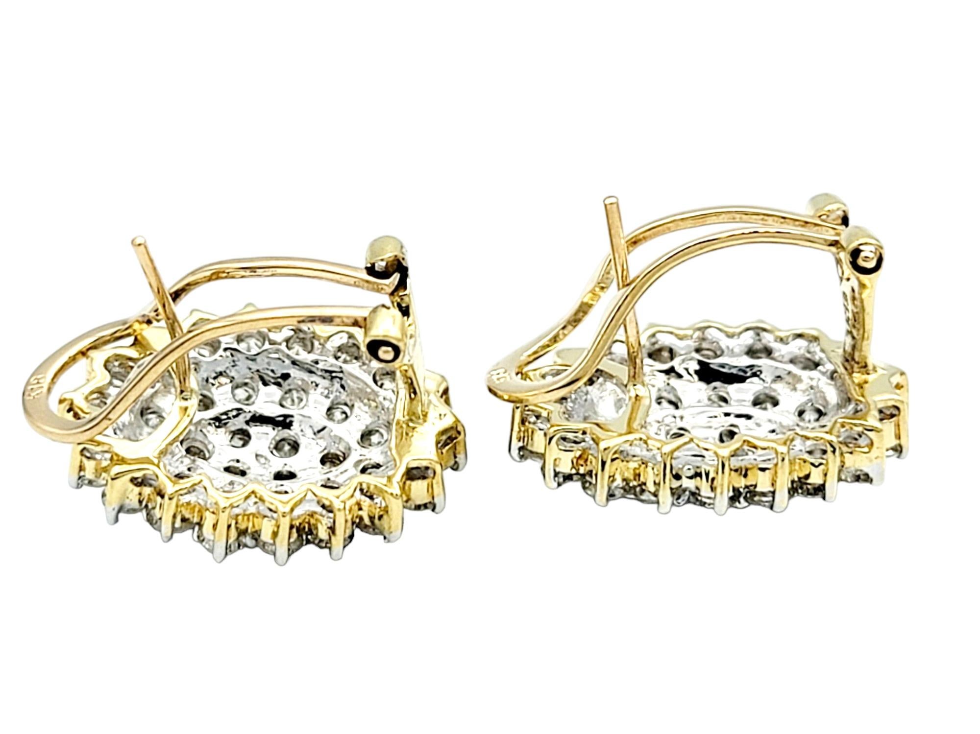 Ovale Cluster-Ohrringe aus 18 Karat Gelbgold mit 2,50 Karat runden Diamanten im Gesamtgewicht (Zeitgenössisch) im Angebot
