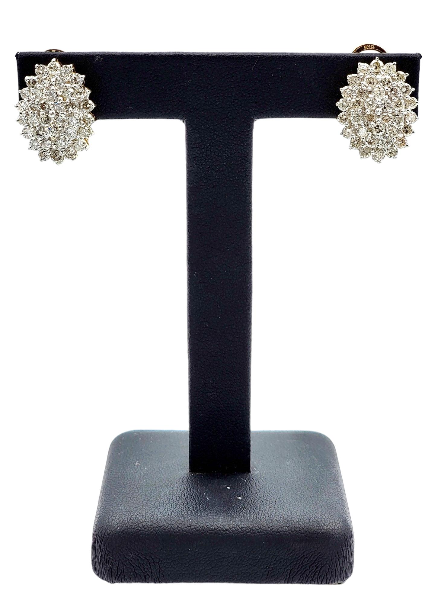 Ovale Cluster-Ohrringe aus 18 Karat Gelbgold mit 2,50 Karat runden Diamanten im Gesamtgewicht im Zustand „Gut“ im Angebot in Scottsdale, AZ