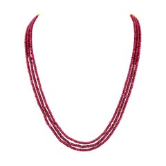 Collier à trois rangs de perles de rubis traitées 250 carats avec fermoir en argent réglable
