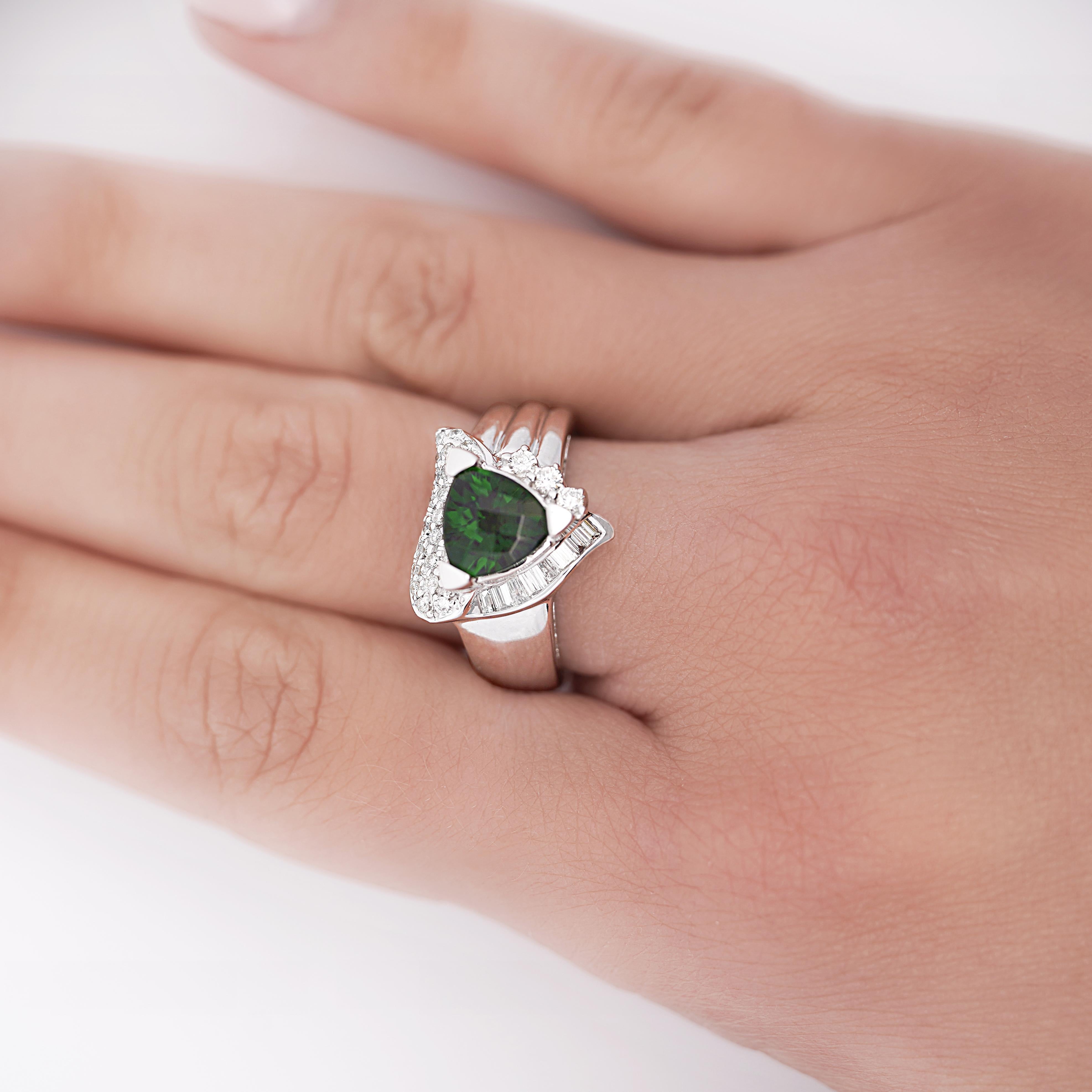 Modern 2.50 Carat Triangle Checkerboard Tsavorite & Diamond White Gold Statement Ring For Sale