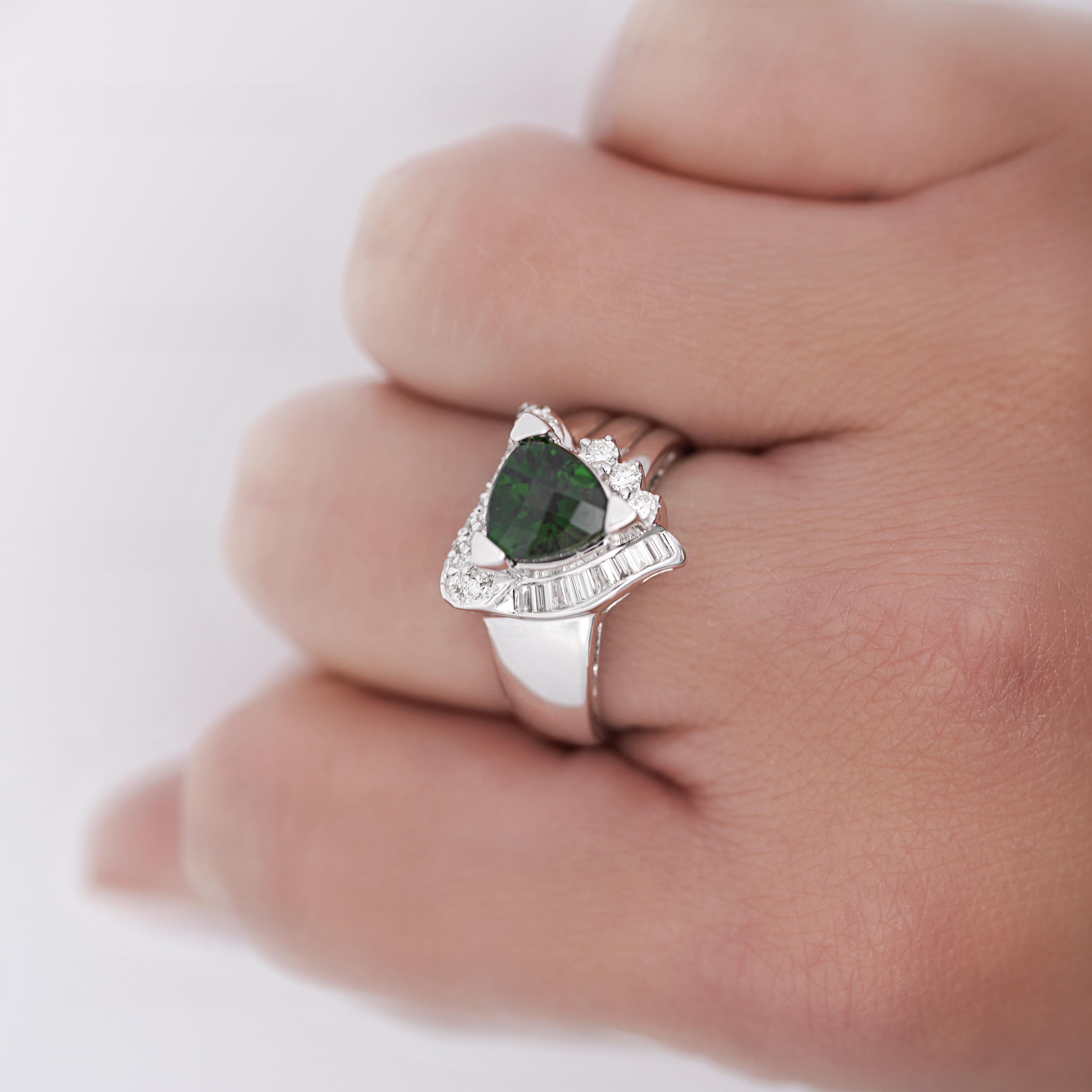 2.50 Carat Triangle Checkerboard Tsavorite & Diamond White Gold Statement Ring For Sale 1