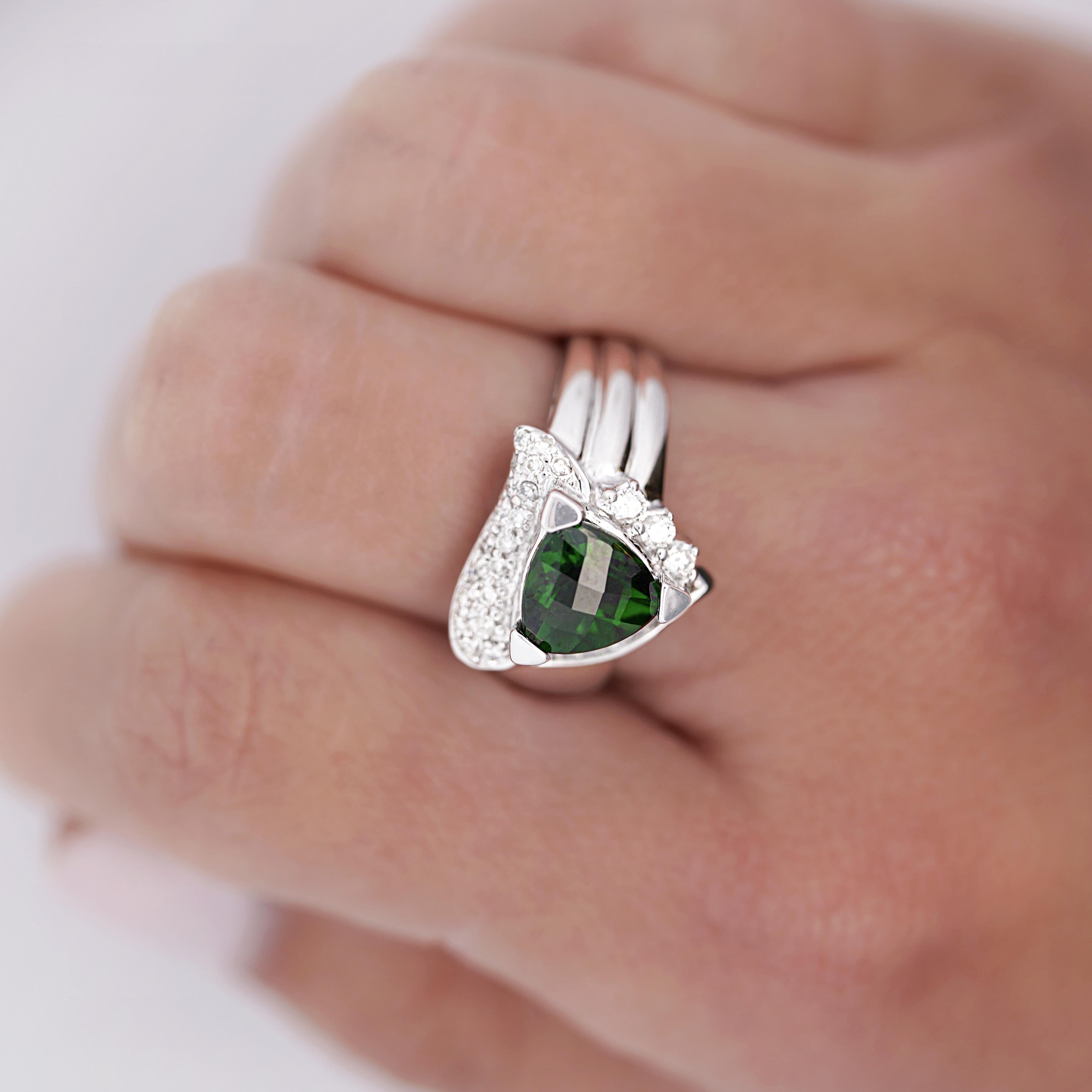 2.50 Carat Triangle Checkerboard Tsavorite & Diamond White Gold Statement Ring For Sale 2