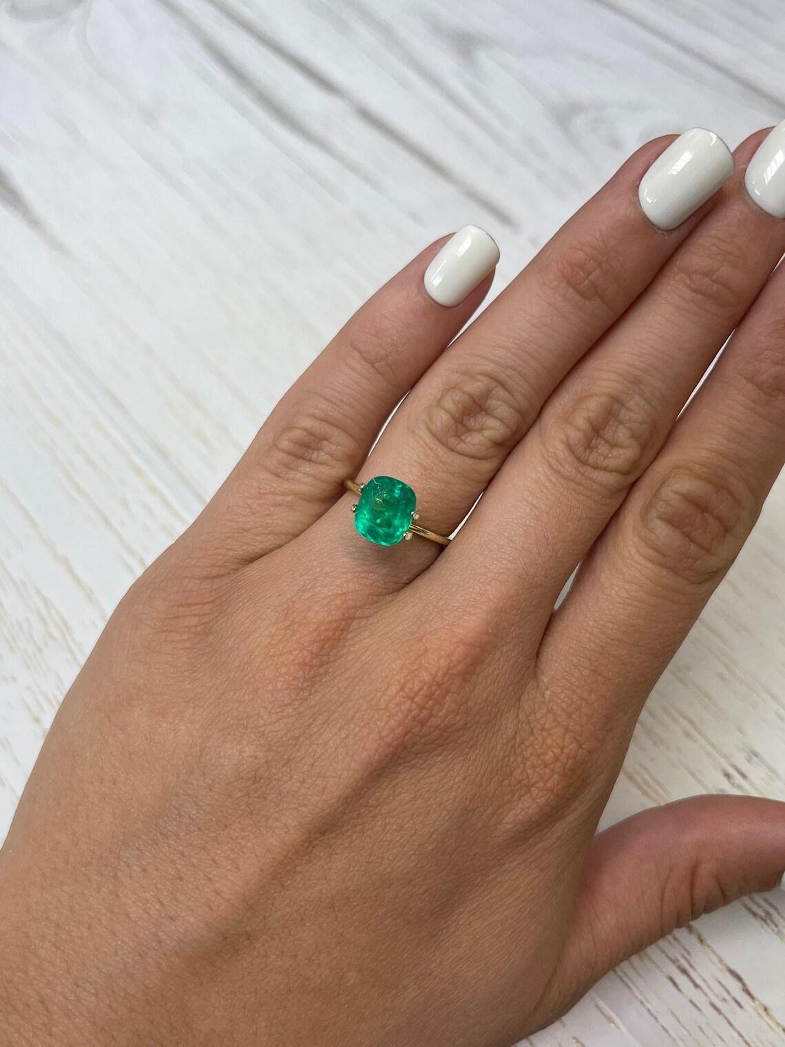 Smeraldo colombiano verde giallastro da 2,50 carati - Gemma allungata con taglio a cuscino in vendita 3
