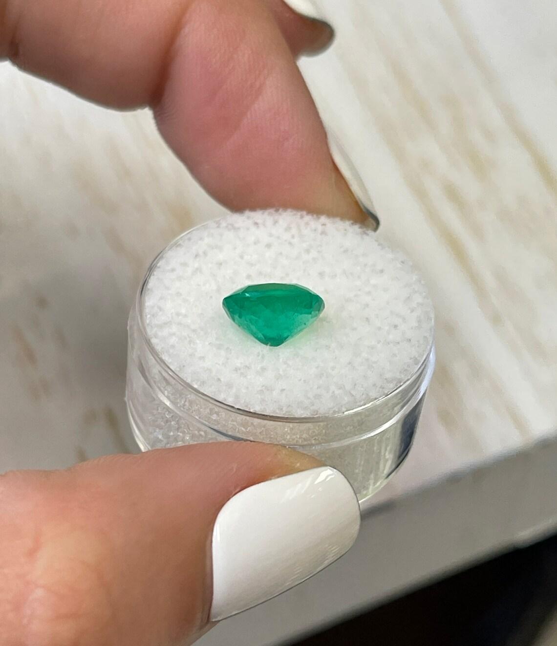 Smeraldo colombiano verde giallastro da 2,50 carati - Gemma allungata con taglio a cuscino in vendita 2