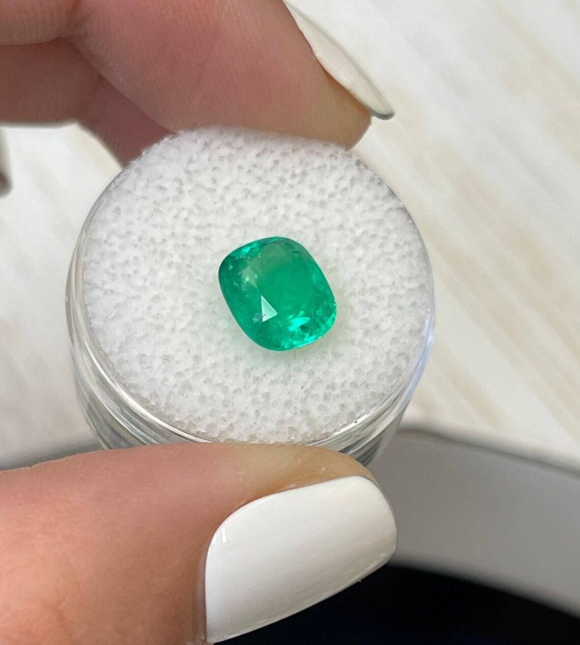 Smeraldo colombiano verde giallastro da 2,50 carati - Gemma allungata con taglio a cuscino in vendita 1