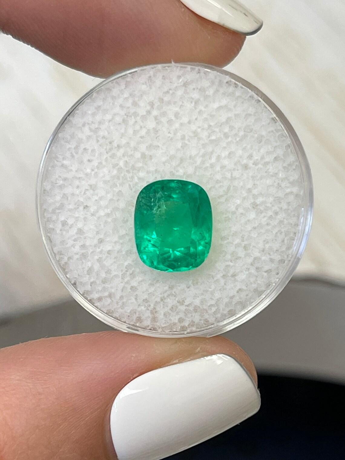 Smeraldo colombiano verde giallastro da 2,50 carati - Gemma allungata con taglio a cuscino In condizioni Nuovo in vendita a Jupiter, FL