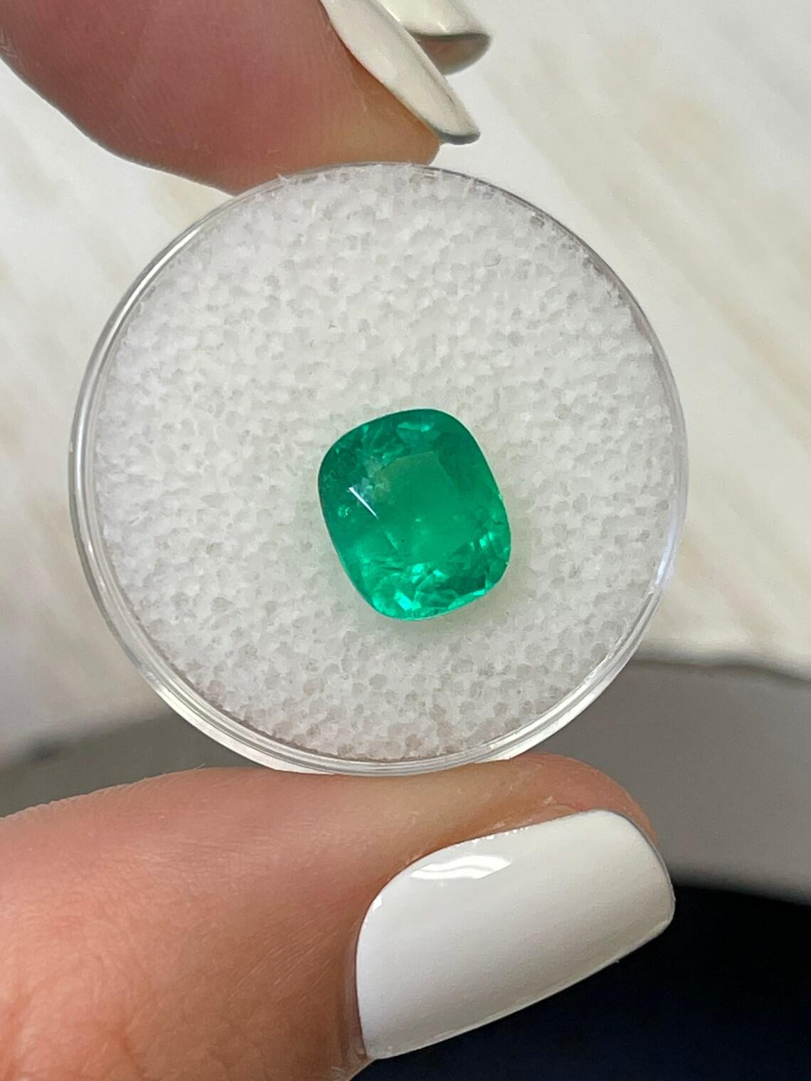 Taglio cuscino Smeraldo colombiano verde giallastro da 2,50 carati - Gemma allungata con taglio a cuscino in vendita