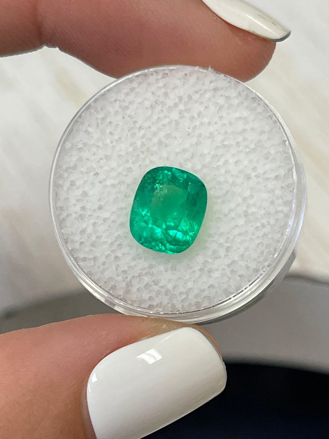 Moderno Smeraldo colombiano verde giallastro da 2,50 carati - Gemma allungata con taglio a cuscino in vendita
