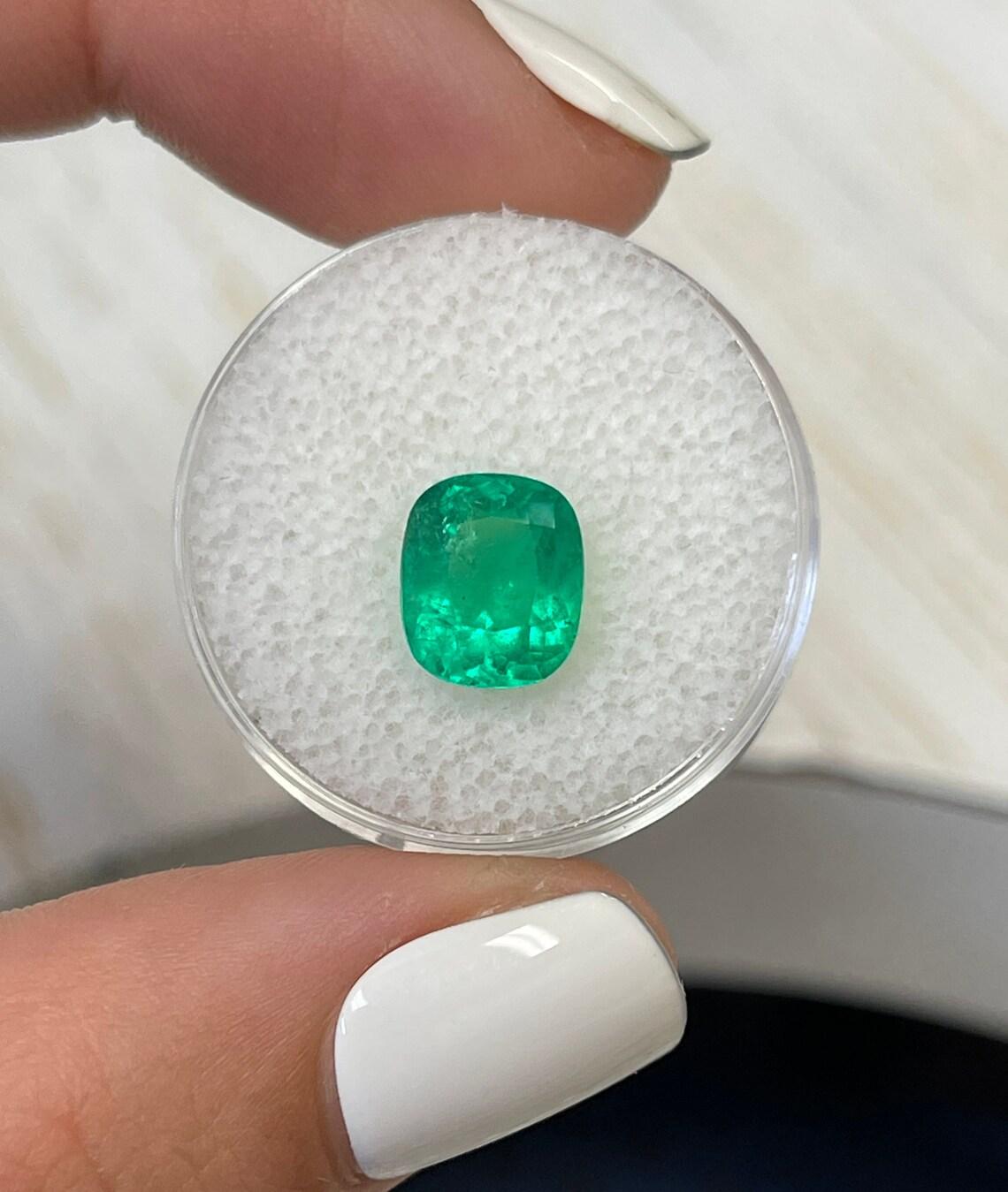 A. Stone: Smeraldo
Peso: 2,50 carati
Forma: Taglio a cuscino
Chiarezza: Trasparente
Lucentezza: Molto buono
Colore: verde giallastro intenso
Misure: 9,54 mm x 7,93 mm x 5,47 mm
Origine geografica: Colombia
Trattamento: Nature, olio moderato con