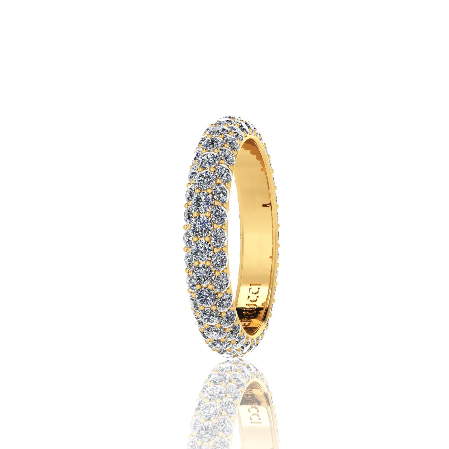 Moderne Bague pavée de diamants blancs de 2,50 carats en or jaune 18 carats en vente