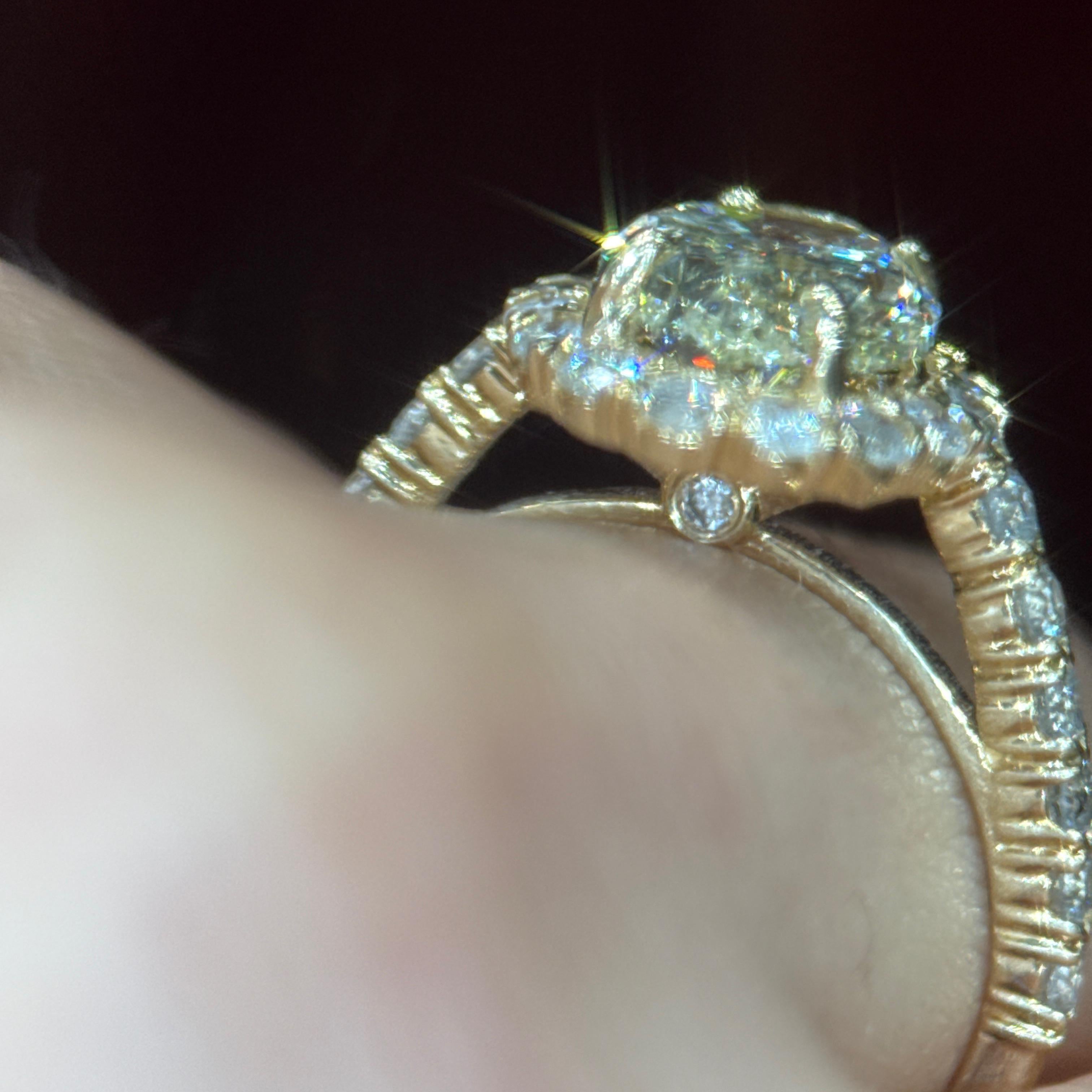 Moderno Anello di fidanzamento con diamante giallo da 2,50 carati e aureola di diamanti bianchi in oro 14kt in vendita