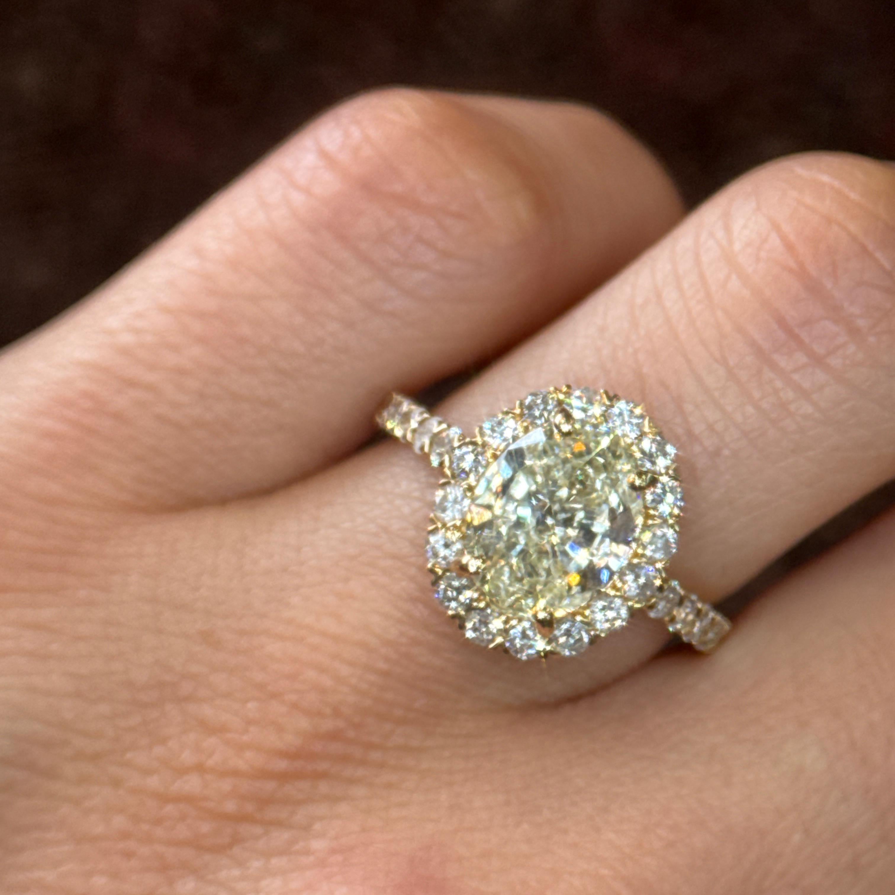 Taglio ovale Anello di fidanzamento con diamante giallo da 2,50 carati e aureola di diamanti bianchi in oro 14kt in vendita