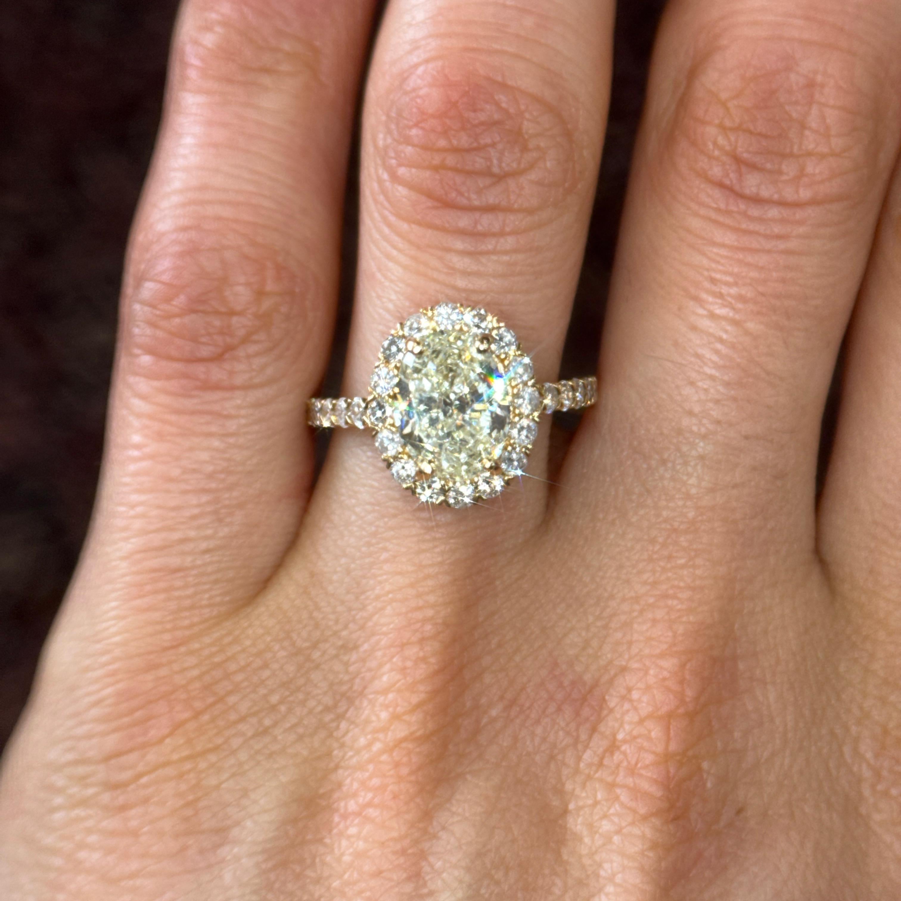 Anello di fidanzamento con diamante giallo da 2,50 carati e aureola di diamanti bianchi in oro 14kt In condizioni Nuovo in vendita a Sausalito, CA