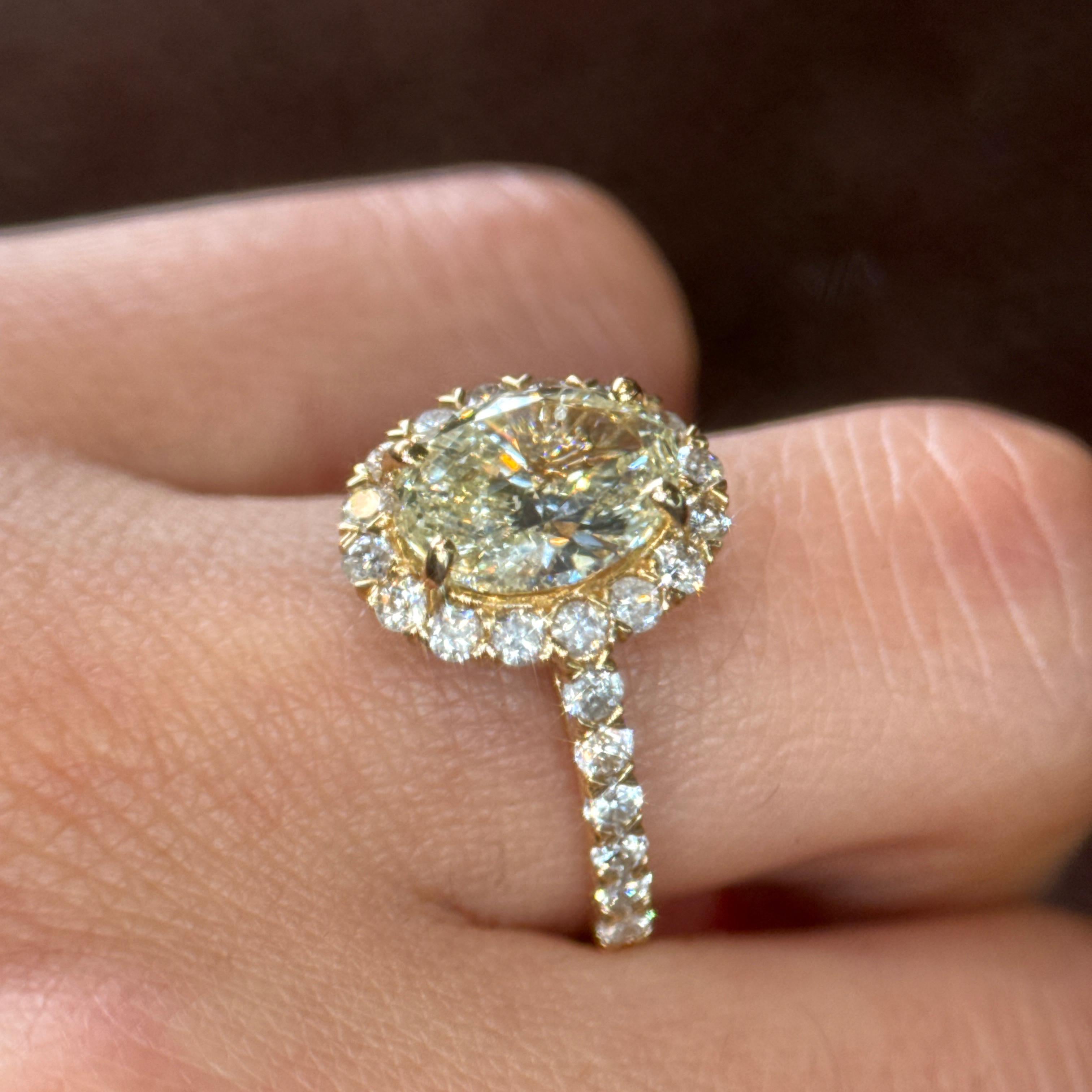 Donna Anello di fidanzamento con diamante giallo da 2,50 carati e aureola di diamanti bianchi in oro 14kt in vendita