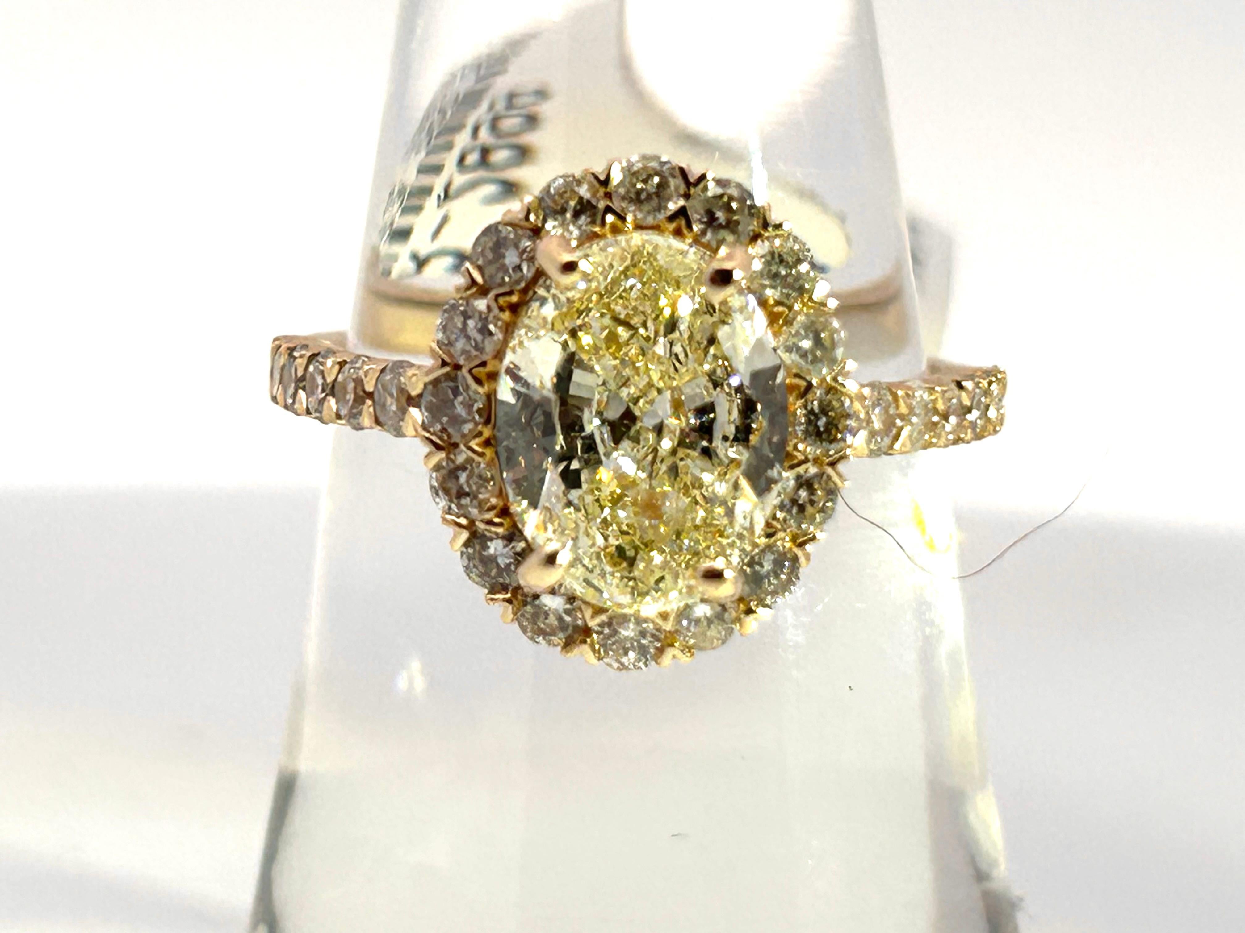 Anello di fidanzamento con diamante giallo da 2,50 carati e aureola di diamanti bianchi in oro 14kt in vendita