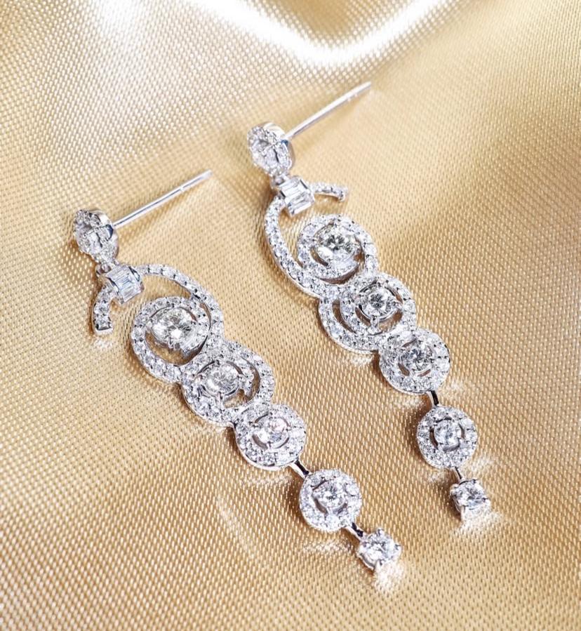 2.boucles d'oreilles en or 18K avec 50 carats de diamants en vente 1
